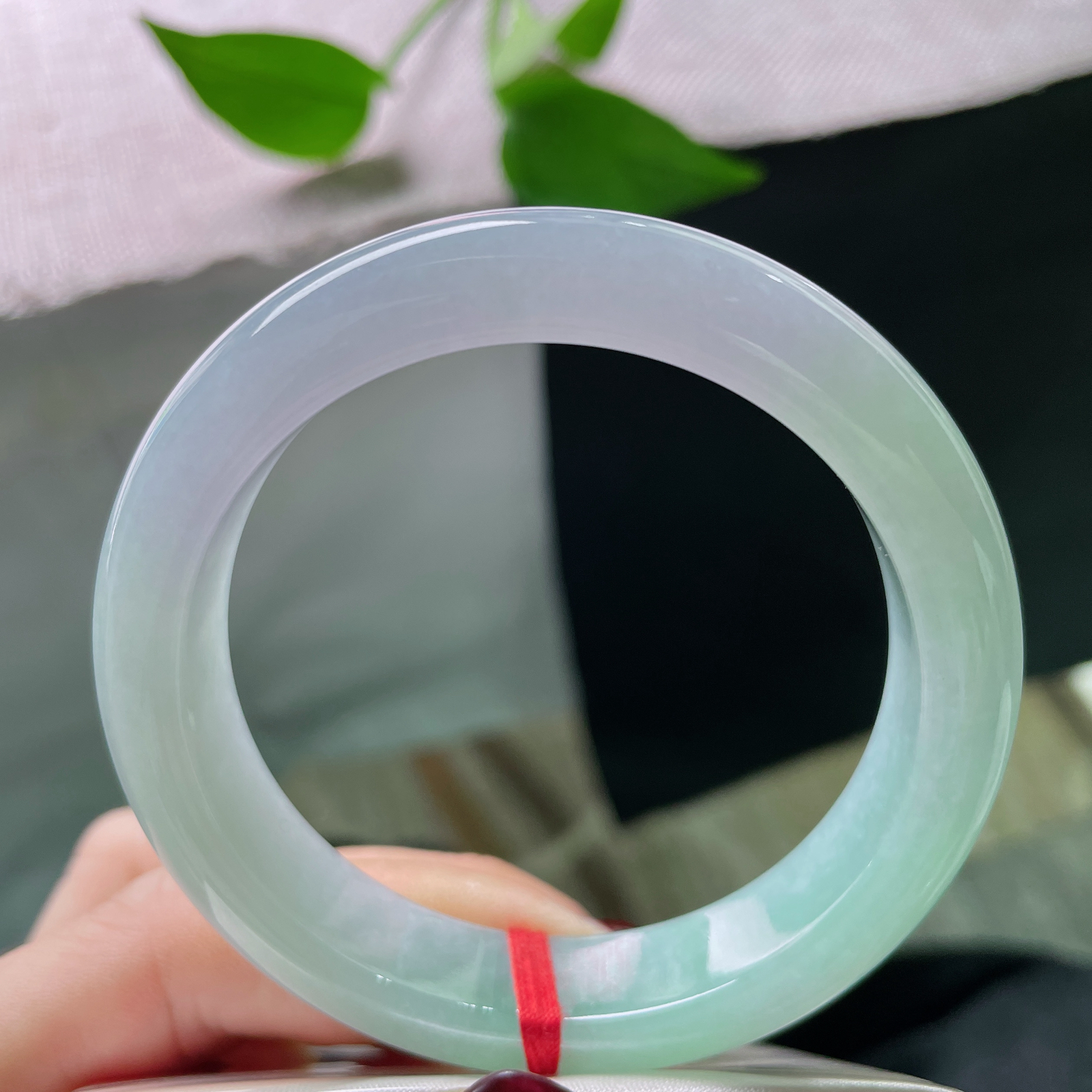 54.6/12.3/8.5春彩正圈，水润细腻，也是朝霞浸染远山，山间沁出的翠色。ss51742a..