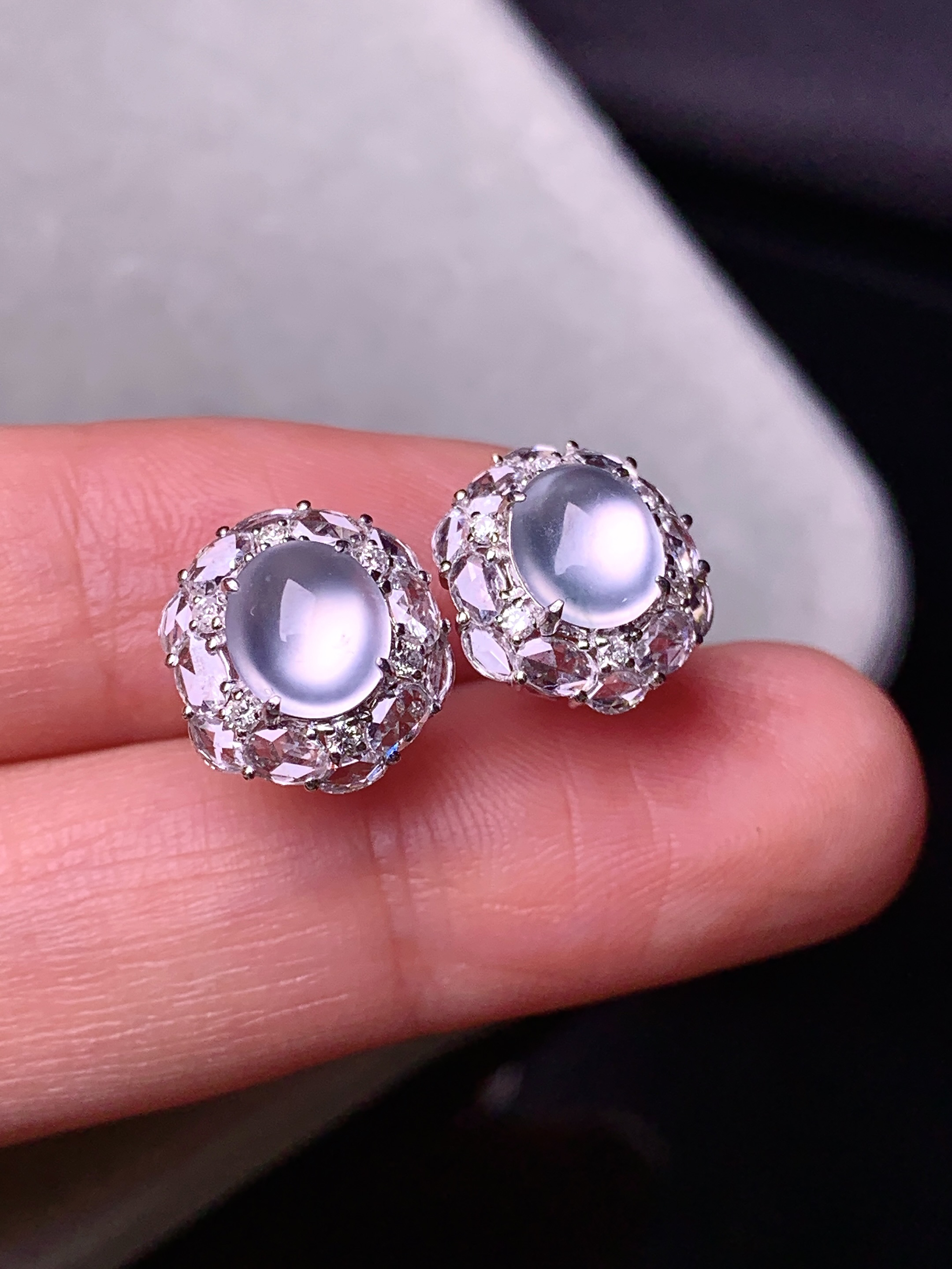 18k金钻镶嵌玻璃种蛋面耳钉 玉质细腻 色泽艳丽清新 水润亮眼 整体尺寸11.8*10.6*7.5m3