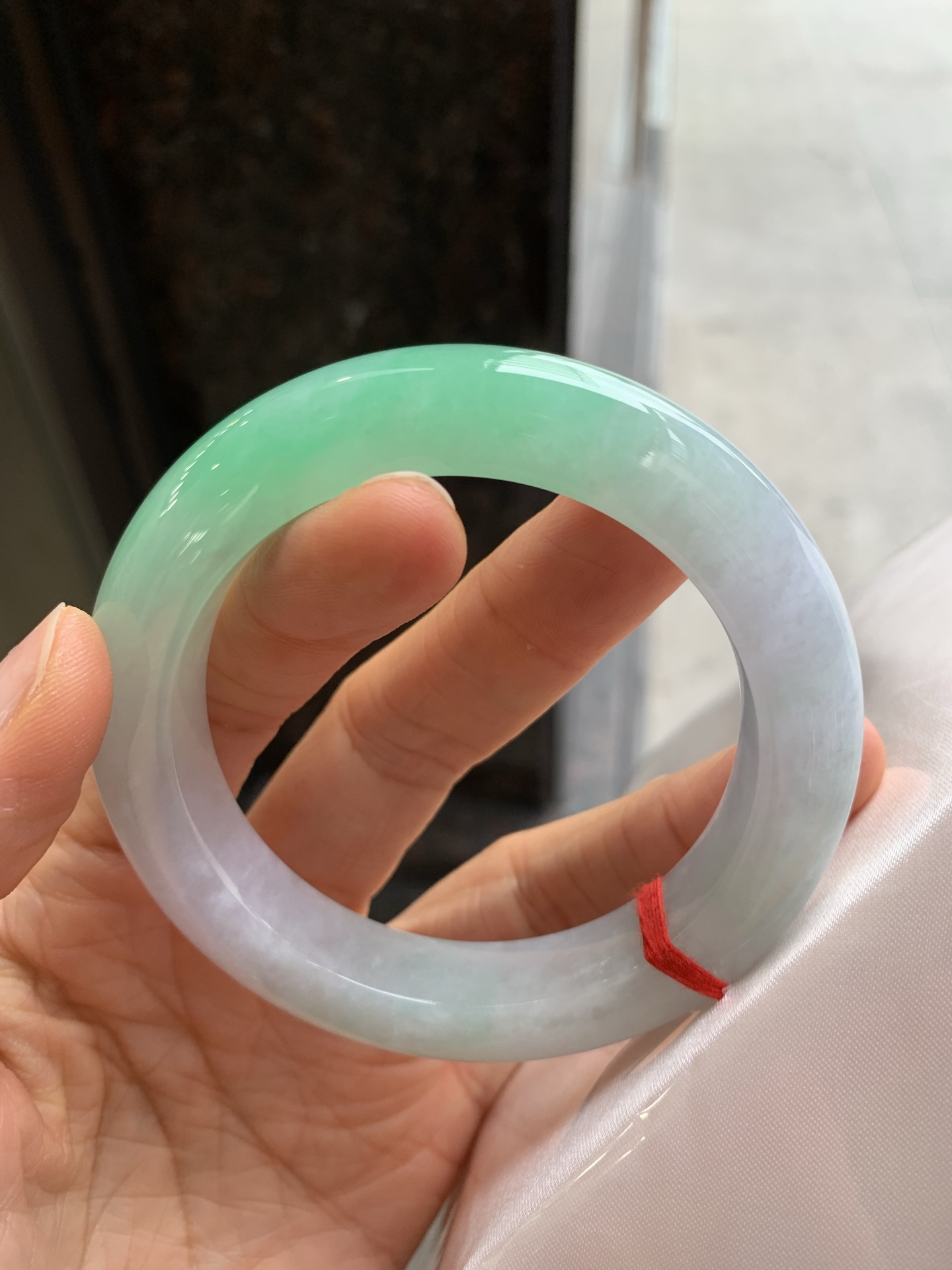 正圈飘绿，有纹，尺寸：57/11.8/11，色阳绿