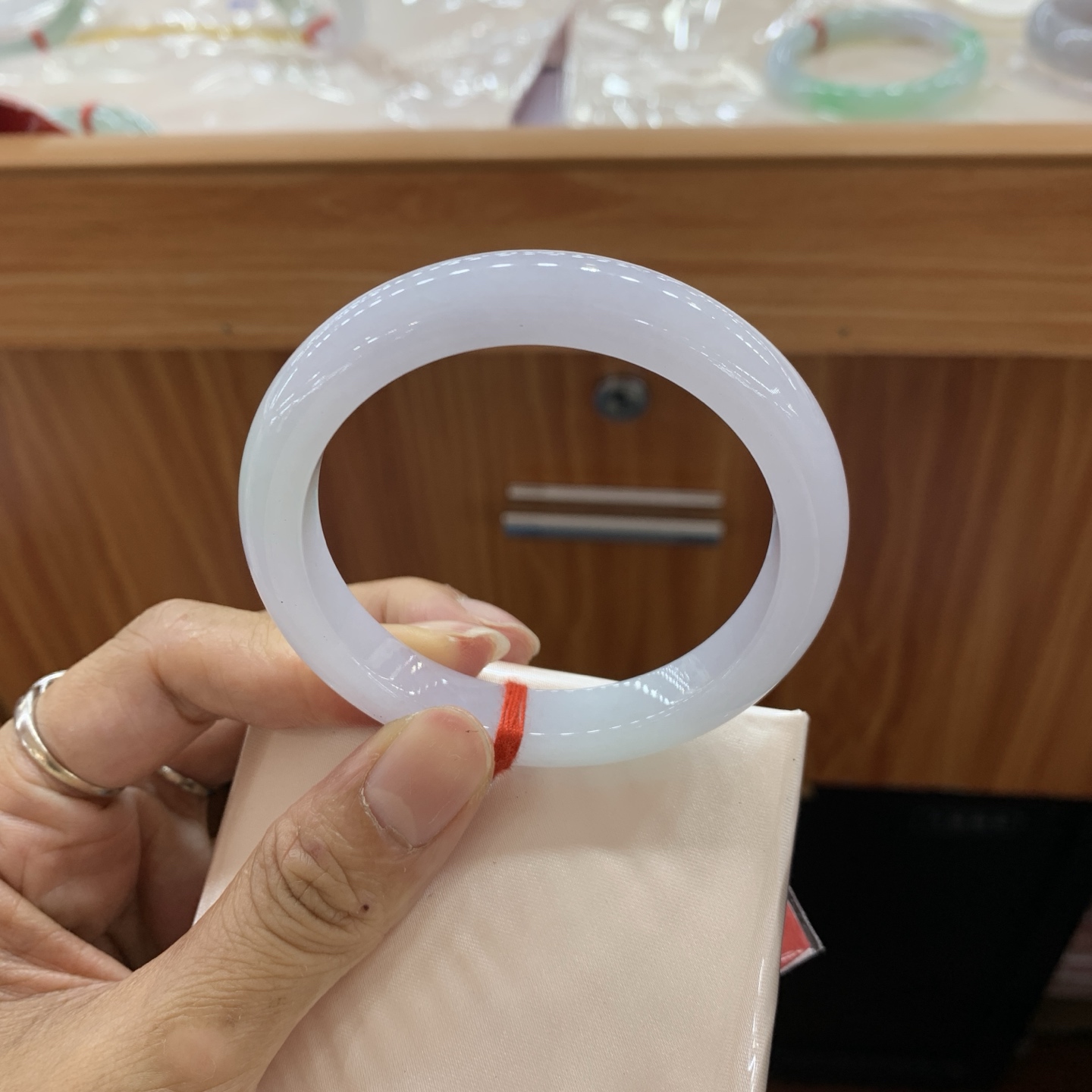 042703MMJ，春带彩正圈翡翠手镯，53.8-10-7.8