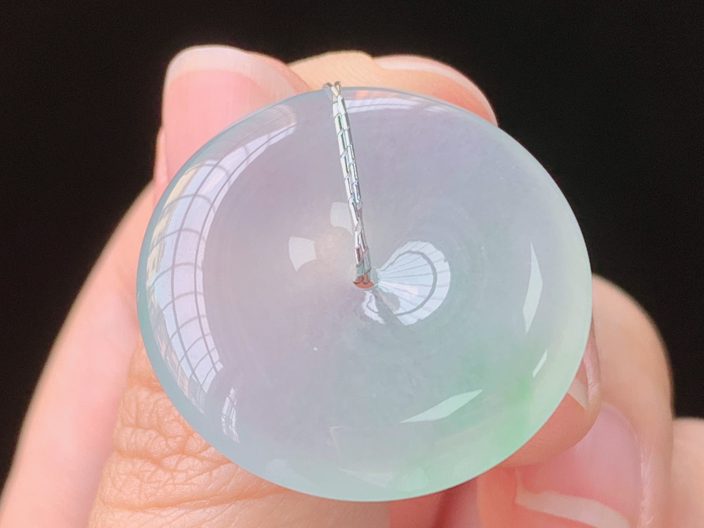 冰飘绿平安扣，翠色灵动，水润荧光，无裂，尺寸:25.8-5.7mm，编号24Z