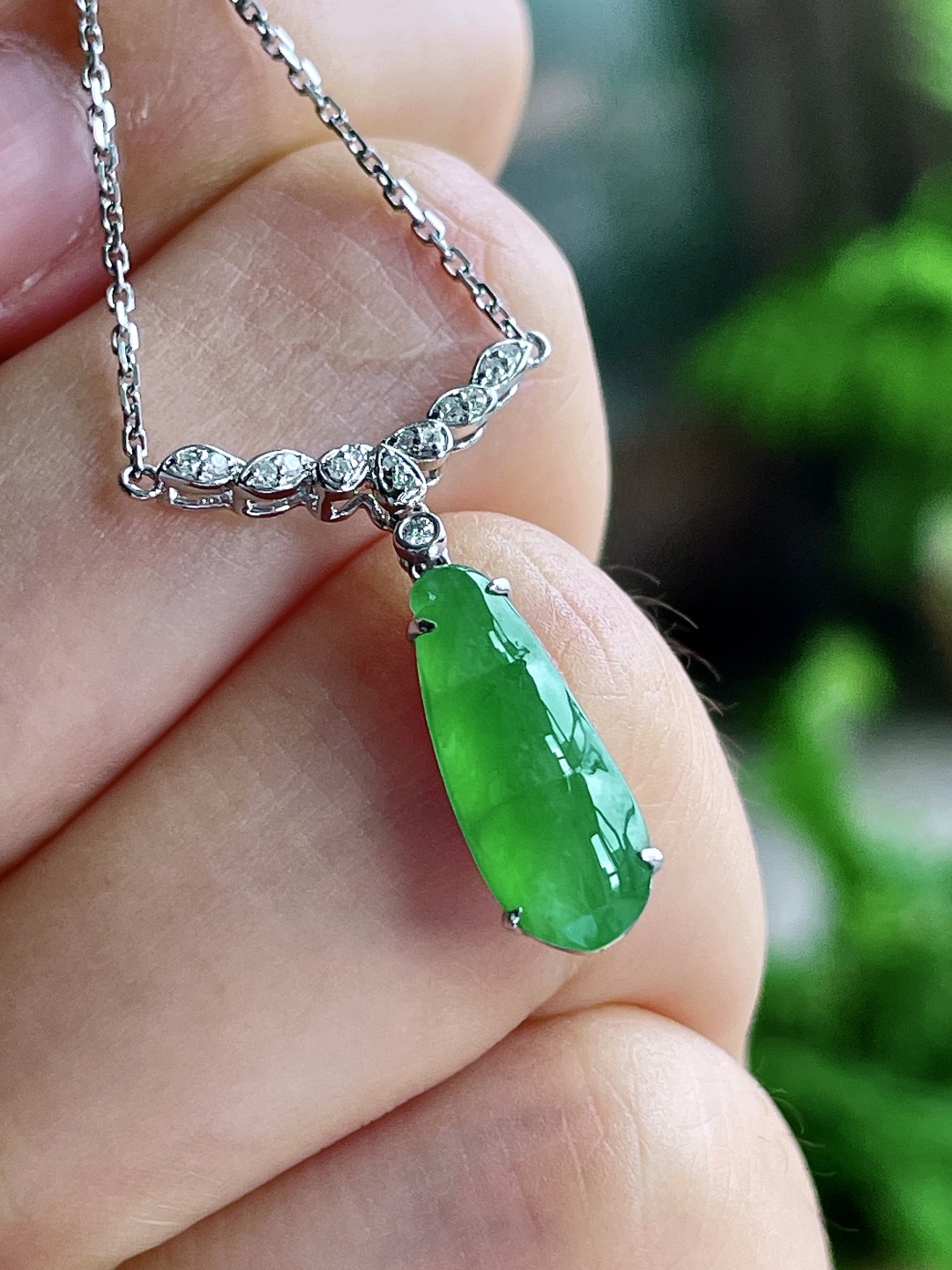 冰阳绿豆子阳绿福豆项链，18k金镶嵌，无裂，性比高，色彩浓郁，15.7/7.2/1，3克