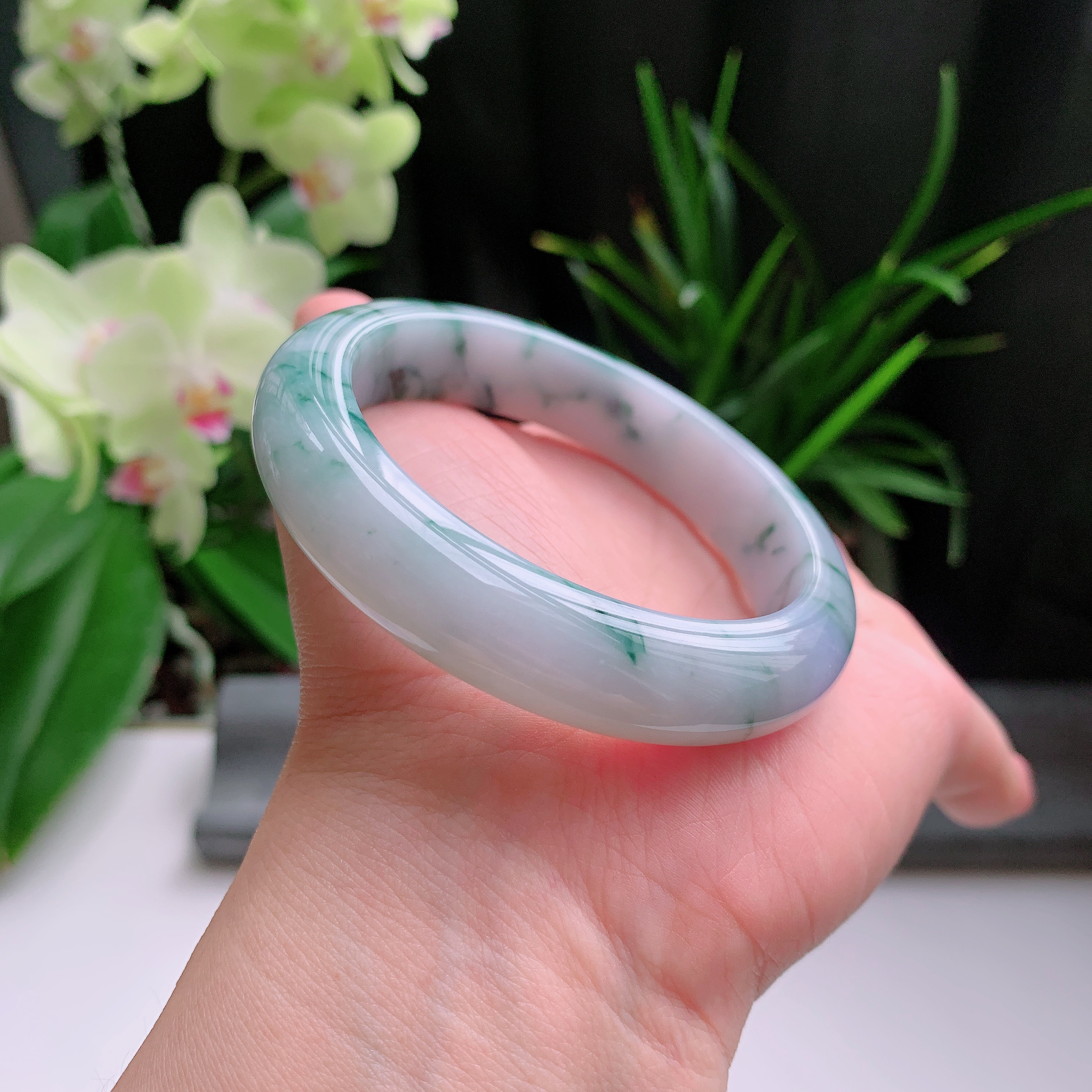 正圈56圈口，天然A货翡翠冰糯种水润淡紫飘绿玉手镯，水润秀丽，飘花灵动，种水十足，视觉甜美可人，恰到好处的美，十分高雅耐看，条形优美，上手优雅大方。63.95