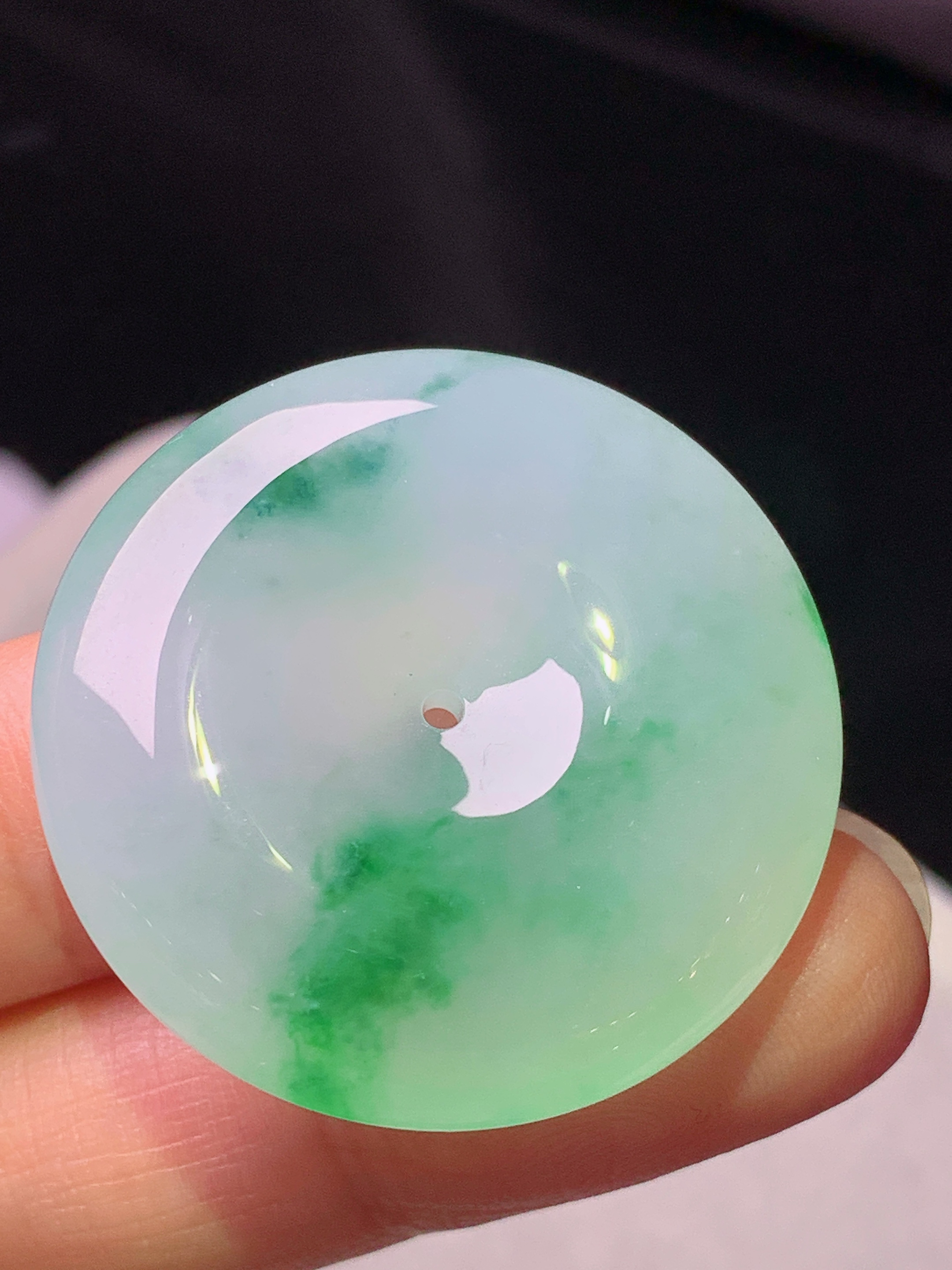 飘绿平安扣吊坠 玉质细腻 色泽艳丽清新 水润亮眼 整体尺寸31.5*8x1