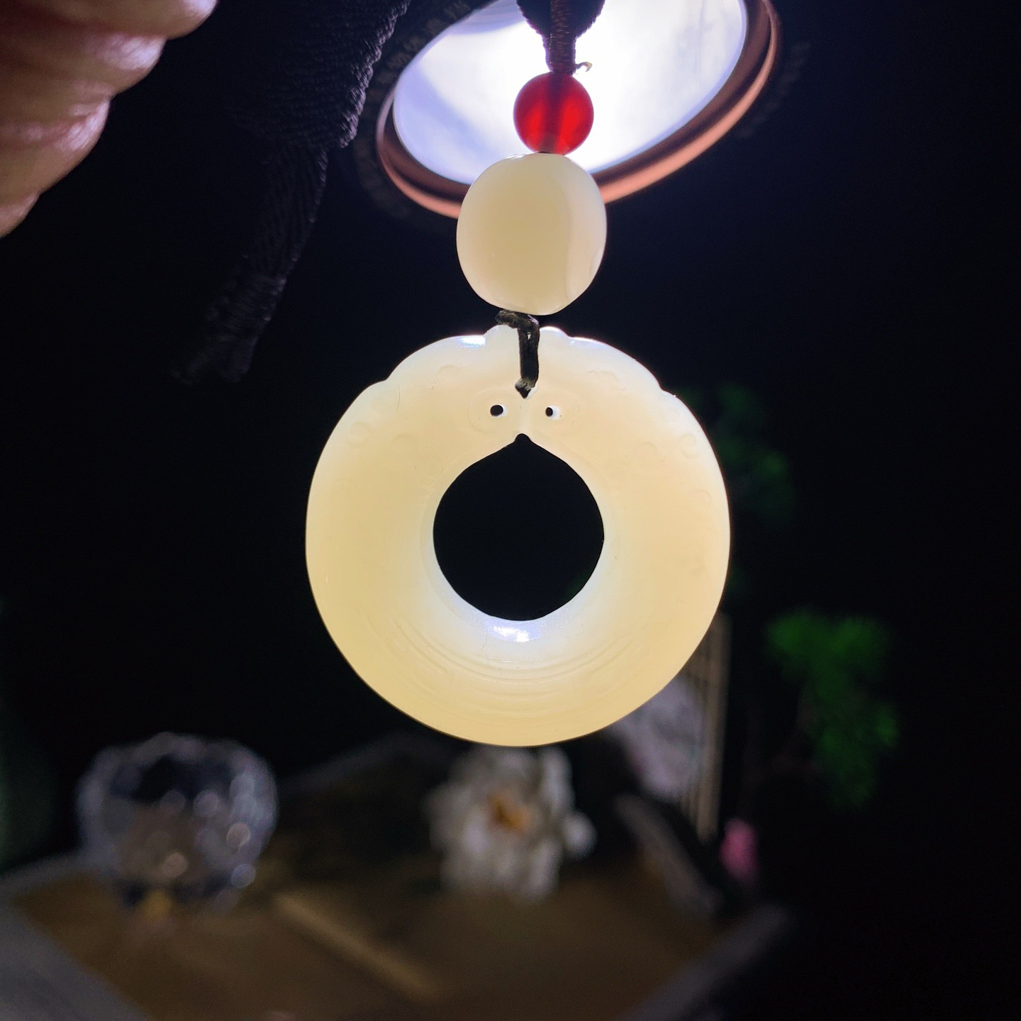 新疆和田玉若羌黄口料双龙守护挂件。尺寸35/9重22.5克 玉质细腻油润。手推出油。佩戴高端典雅。lt260428