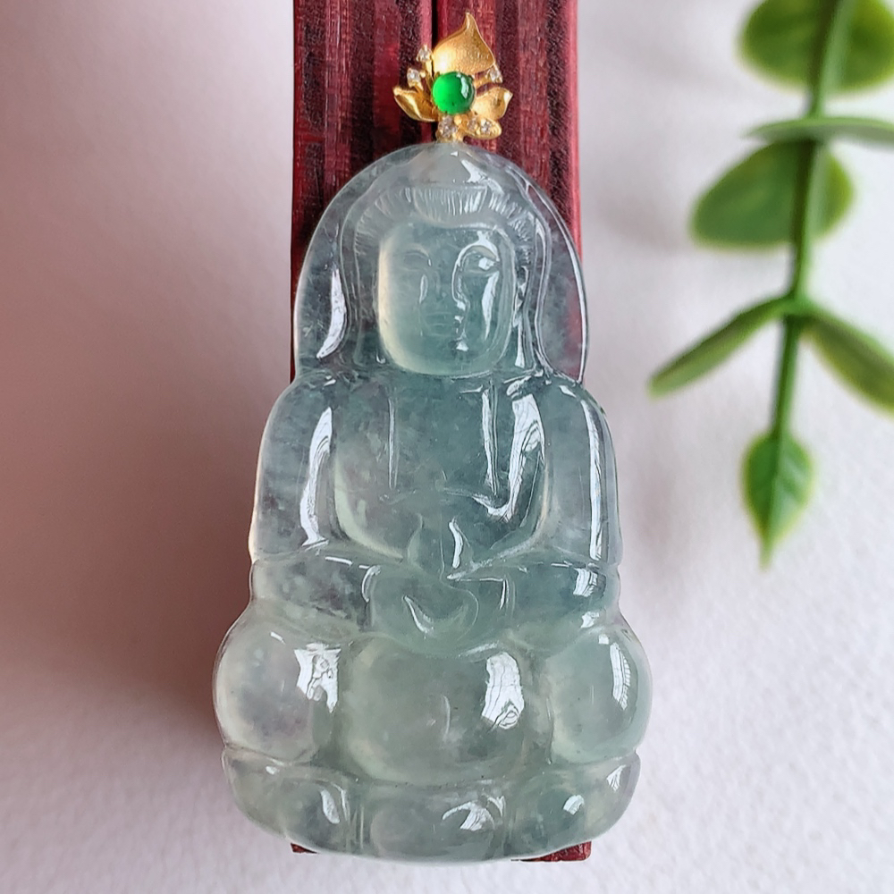18k金扣冰润精雕观音吊坠，法相端庄大气，工艺精湛，种色浓郁，细腻饱满冰润，种老水足，收藏佳品，佩戴