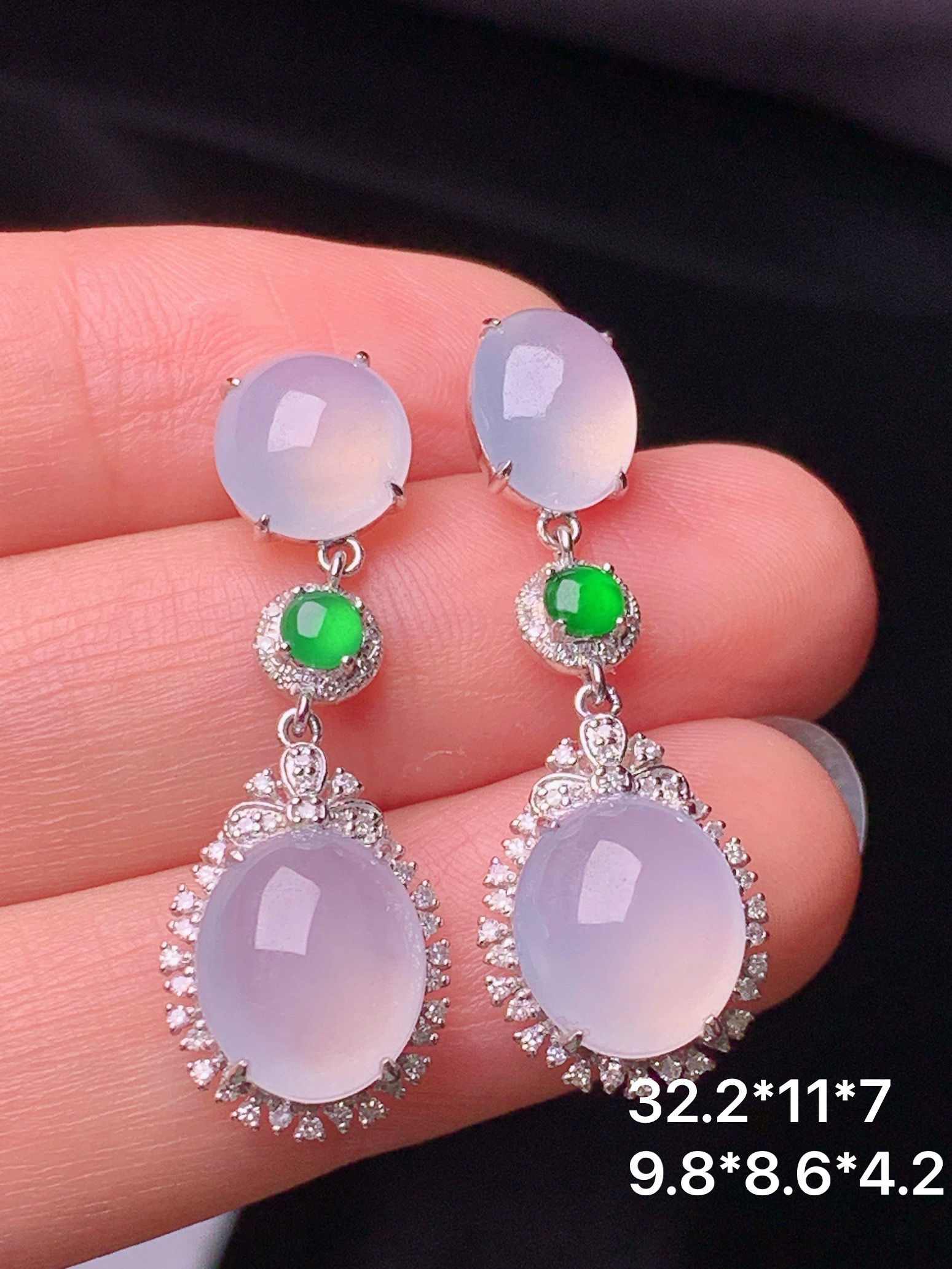 18k金钻镶嵌冰种蛋面耳坠 玉质细腻 色泽艳丽清新 水润亮眼 整体尺寸32.2*11*7x2