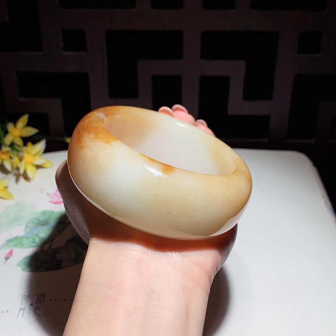 金蜜糖，大宽版，和田玉58圈且末糖宽版手镯，玉质细腻油润 底色纯净 无裂无杂 脂粉好，品质高