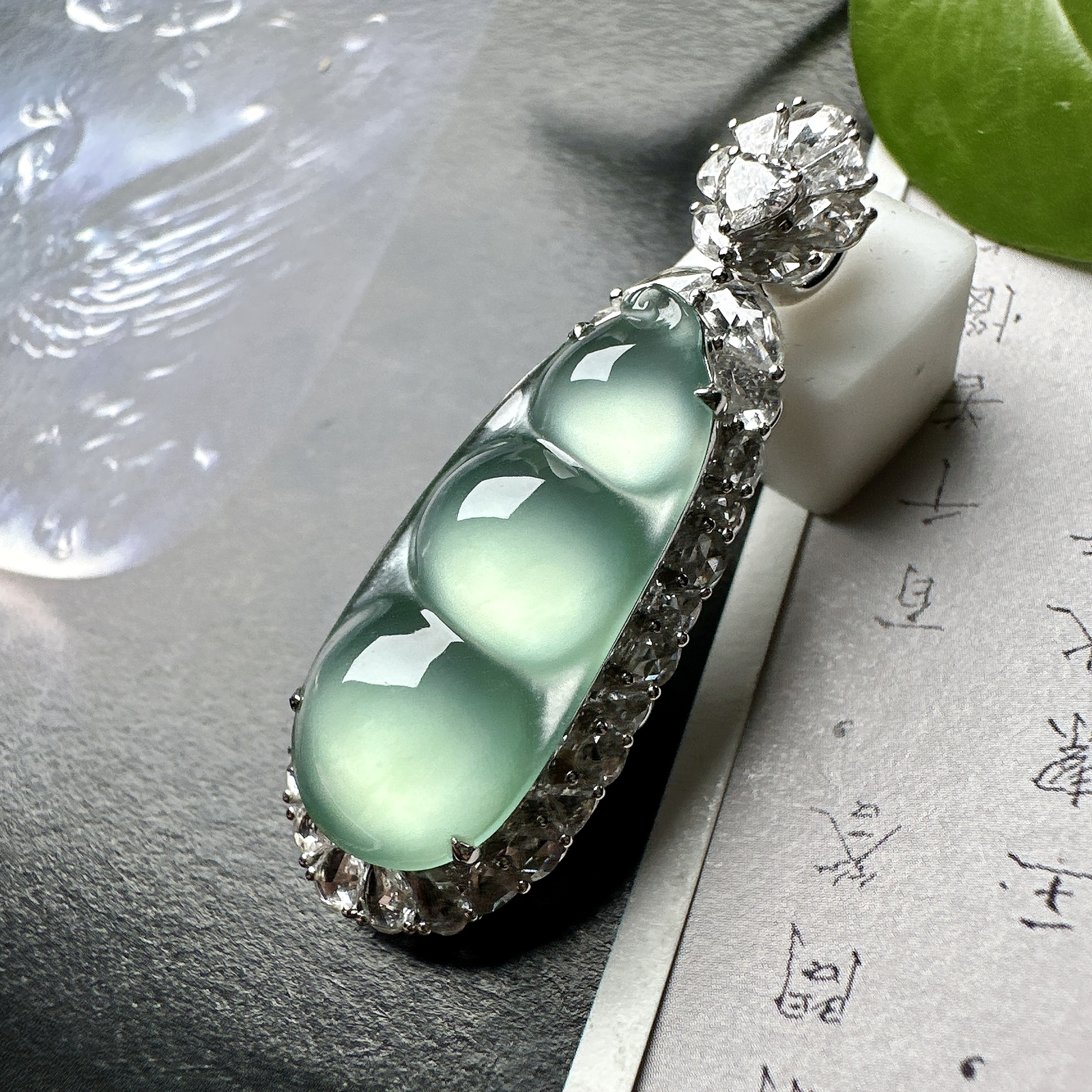 【冰种晴绿福豆吊坠】种地上乘，冰感十足，通透起光，饱满圆润，收藏品质，18k金钻镶嵌，裸石尺寸26.2*12*4.2毫米