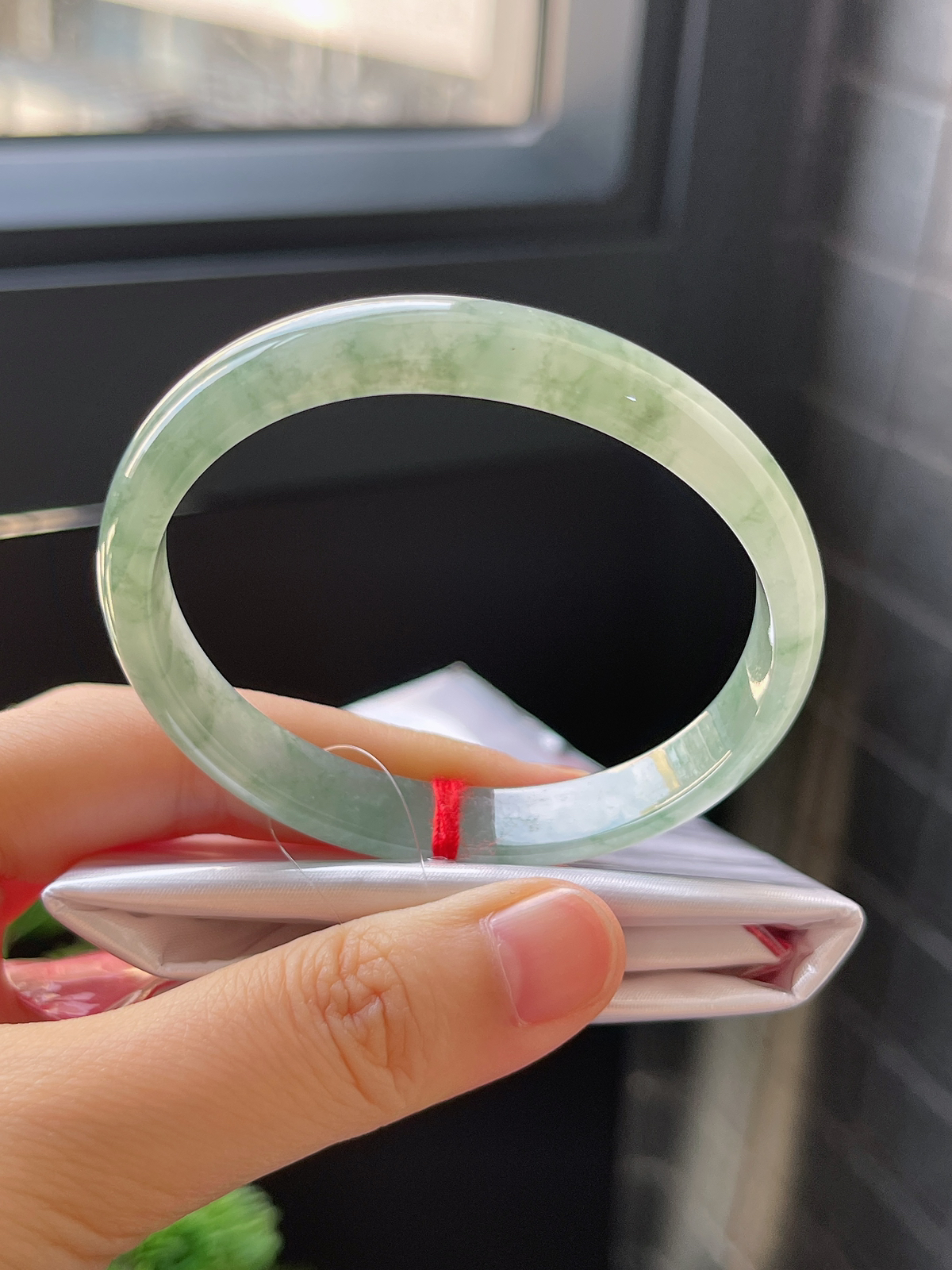 贵妃镯55.4圈口，翡翠冰糯种飘绿手镯