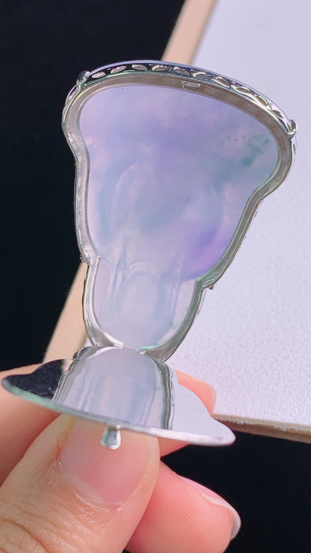 紫飘花观音吊坠，18K重金镶嵌，花色灵动，紫色浓郁，无裂，尺寸:49.2-29.4-7.5，裸石40.9-29.4-5.3mm，23