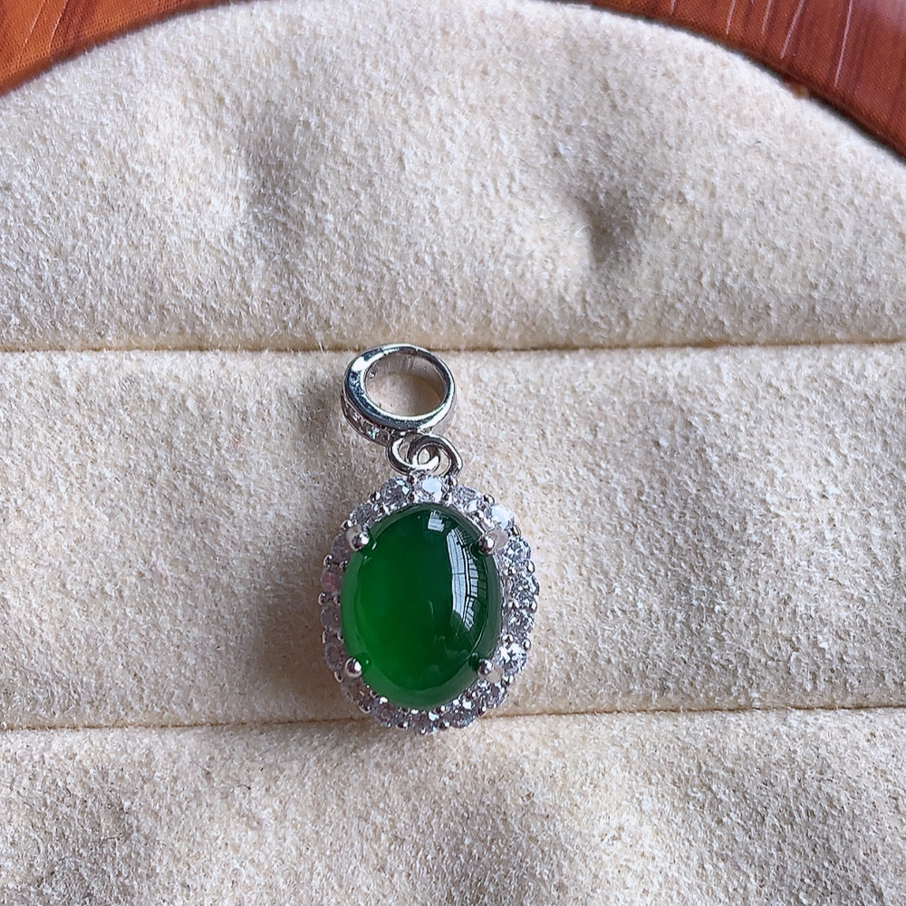 冰润飘绿蛋面翡翠吊坠，925银饰镶嵌  质地细腻，清秀高雅，饱满圆润  款式大方经典，颜色鲜艳，沁人