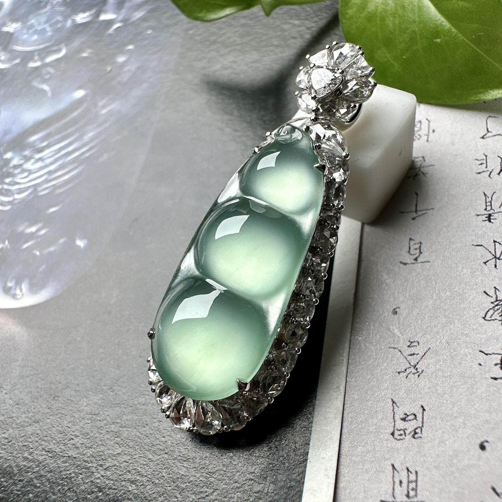 【冰种晴绿福豆吊坠】种地上乘，冰感十足，通透起光，饱满圆润，收藏品质，18k金钻镶嵌，裸石尺寸26.2*12*4.2毫米