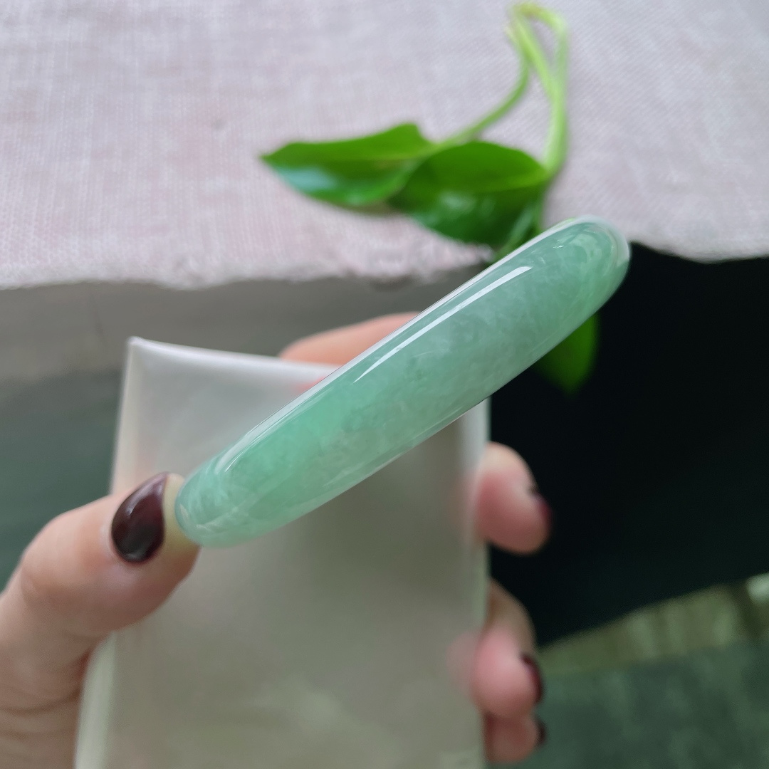 57.9/11.9/8.6，绿底正圈，水头好，种老，满色匀称，佩戴减龄，显气质，无裂，ss51179a