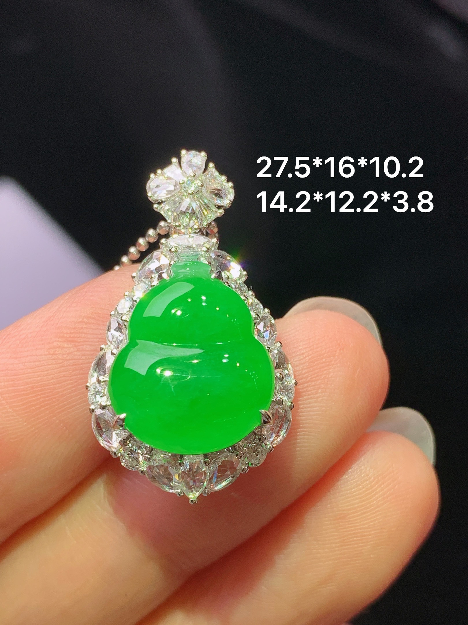 18k金钻镶嵌冰阳绿葫芦吊坠 玉质细腻 色泽艳丽清新 水润亮眼 整体尺寸27.5*16*10.2c4