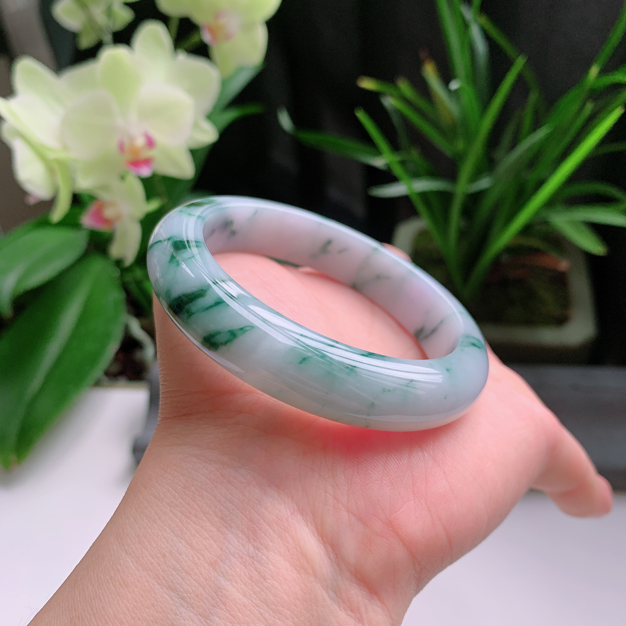 正圈56圈口，天然A货翡翠冰糯种水润淡紫飘绿玉手镯，水润秀丽，飘花灵动，种水十足，视觉甜美可人，恰到好处的美，十分高雅耐看，条形优美，上手优雅大方。63.95