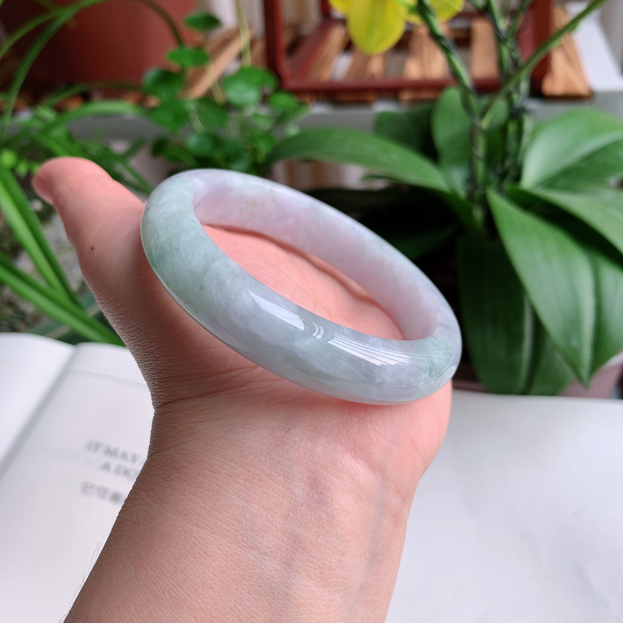 正圈58圈口，天然A货翡翠冰糯种水润飘绿玉手镯，水润秀丽，飘花灵动，种水十足，视觉甜美可人，恰到好处的美，十分高雅耐看，条形优美，上手优雅大方。61.34
