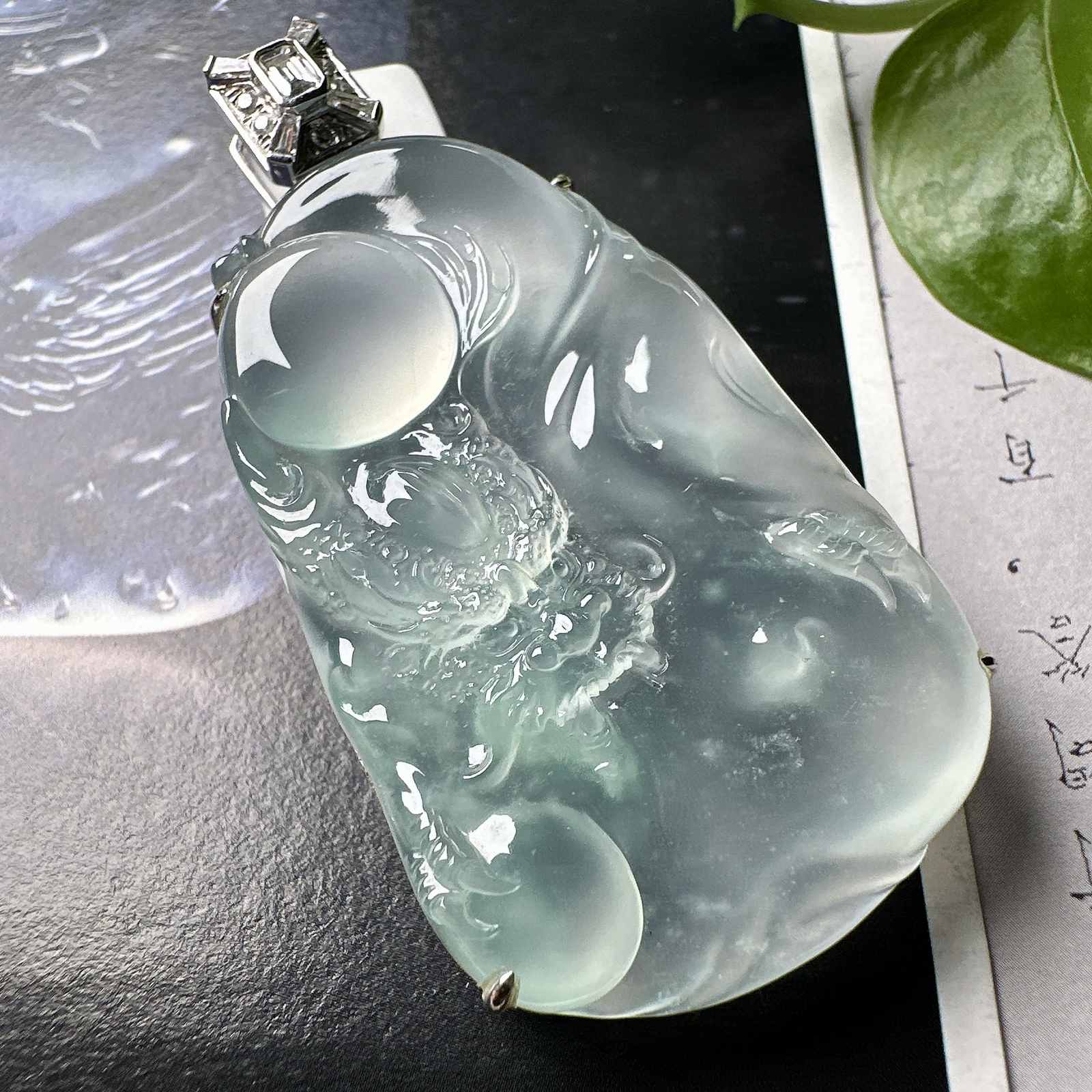 【冰种龙牌】冰润细腻，冰感好，质地很不错。雕工精细，佩戴效果好，18k金钻镶嵌，裸石尺寸45.5*2