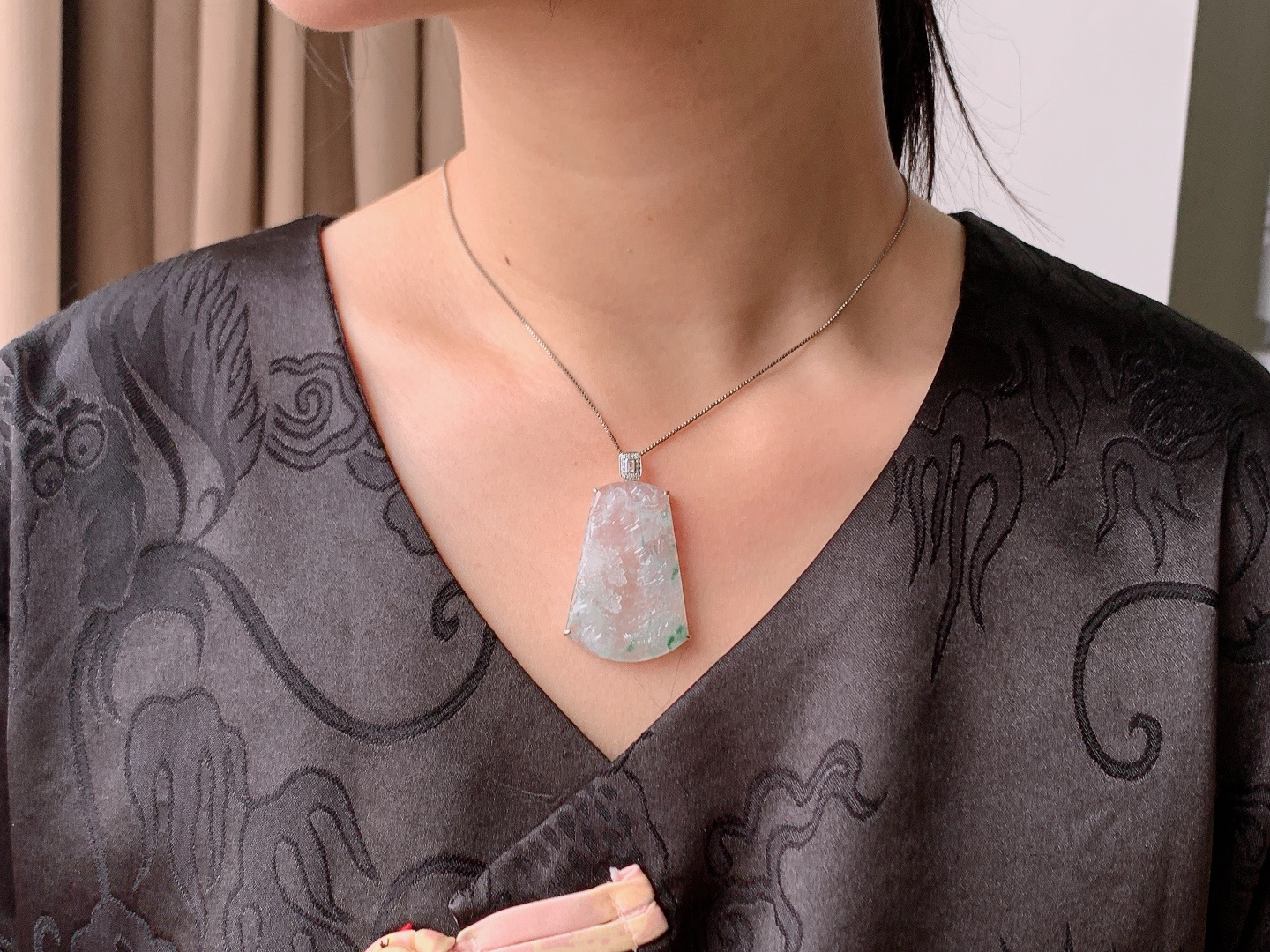 葡萄冰飘花山水牌吊坠，缅甸料，18k金镶嵌，无裂，性比高，冰感足，47.6/27.5/6.7，9.1克