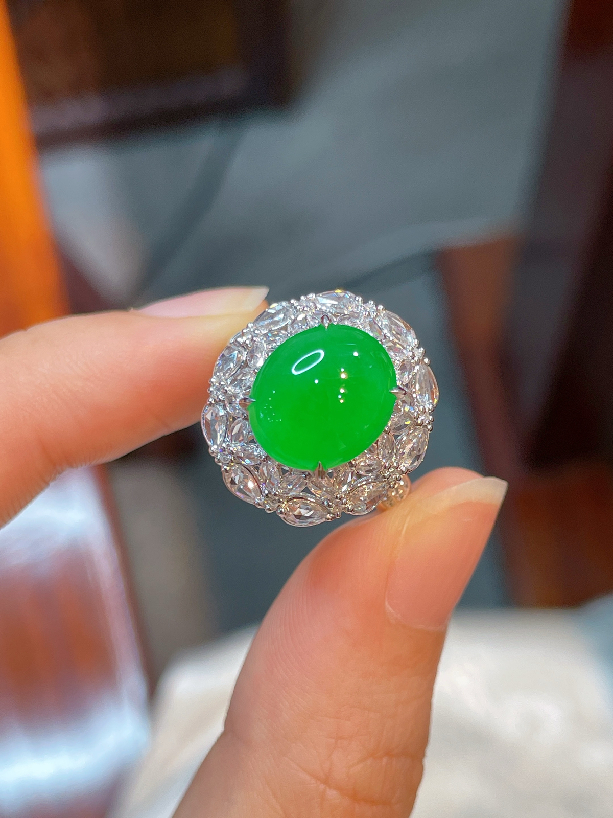 阳绿蛋面戒指 完美 18k金镶嵌 强烈推荐