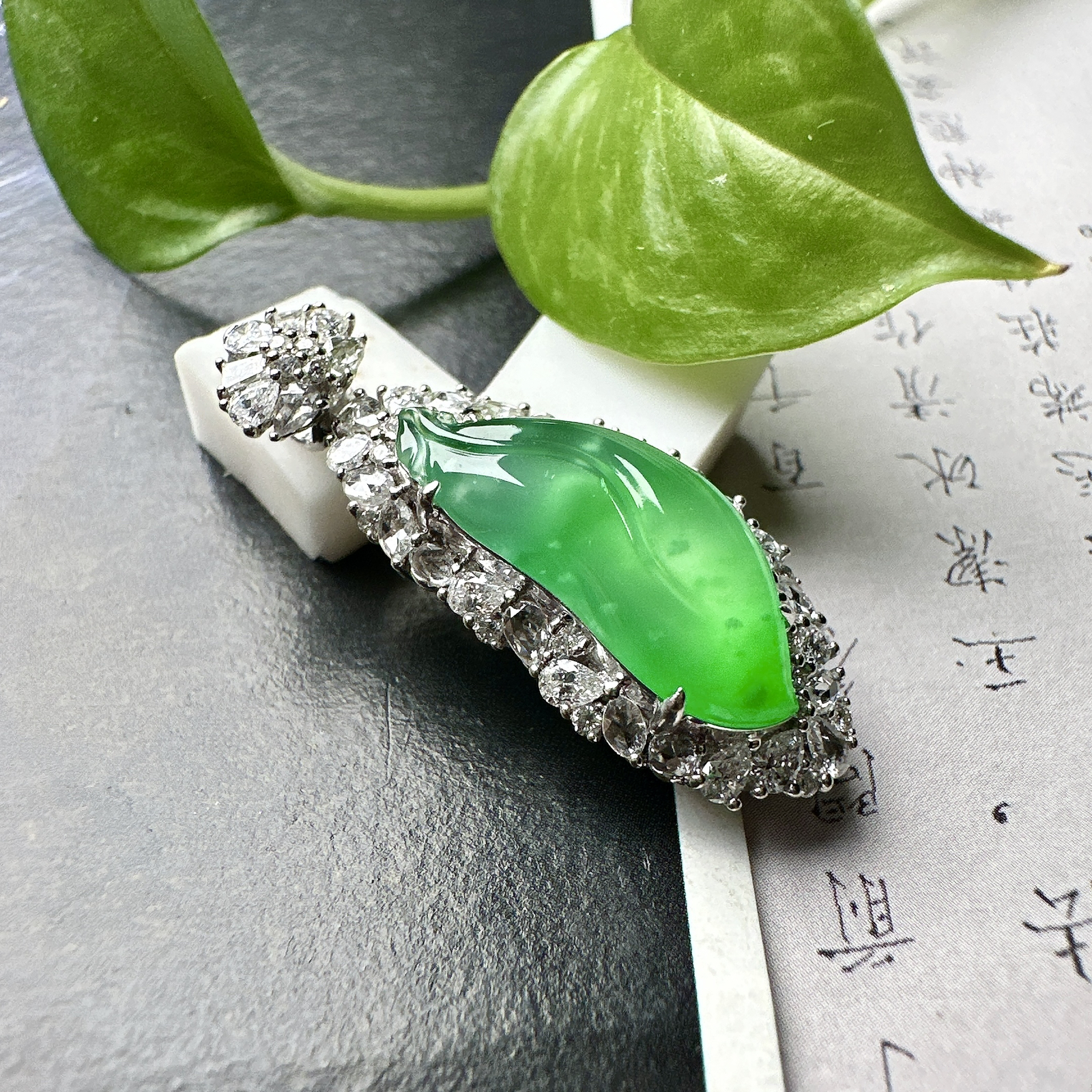 【冰种满绿随形吊坠】木那绿随形叶，种水上乘，晶莹剔透，纯净通透，18k金钻精美镶嵌，裸石尺寸18.3*9.8*3.5毫米