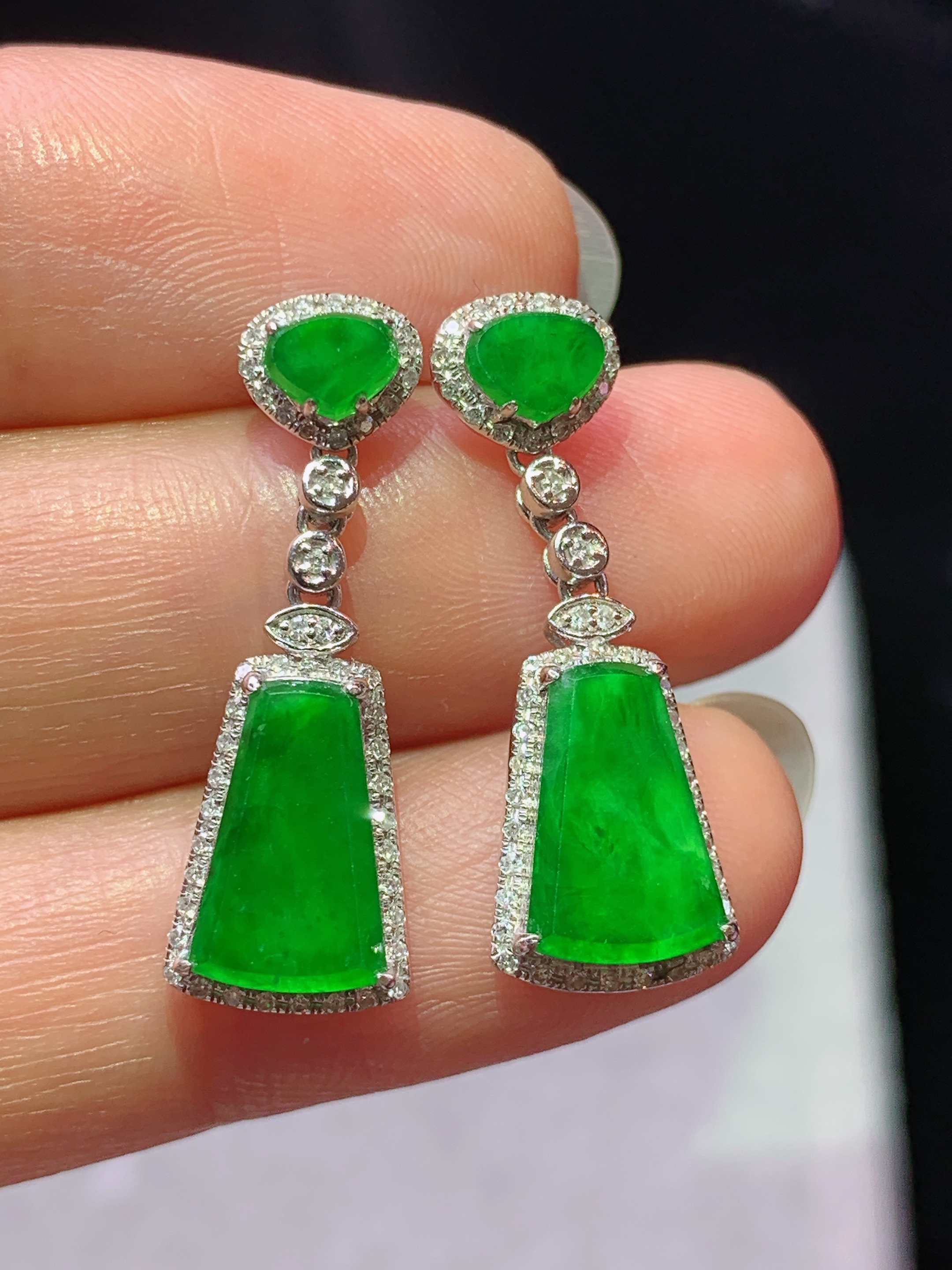 18k金钻镶嵌满绿无事牌耳坠 玉质细腻 色泽艳丽清新 水润亮眼 整体尺寸 26*9.2*4x2