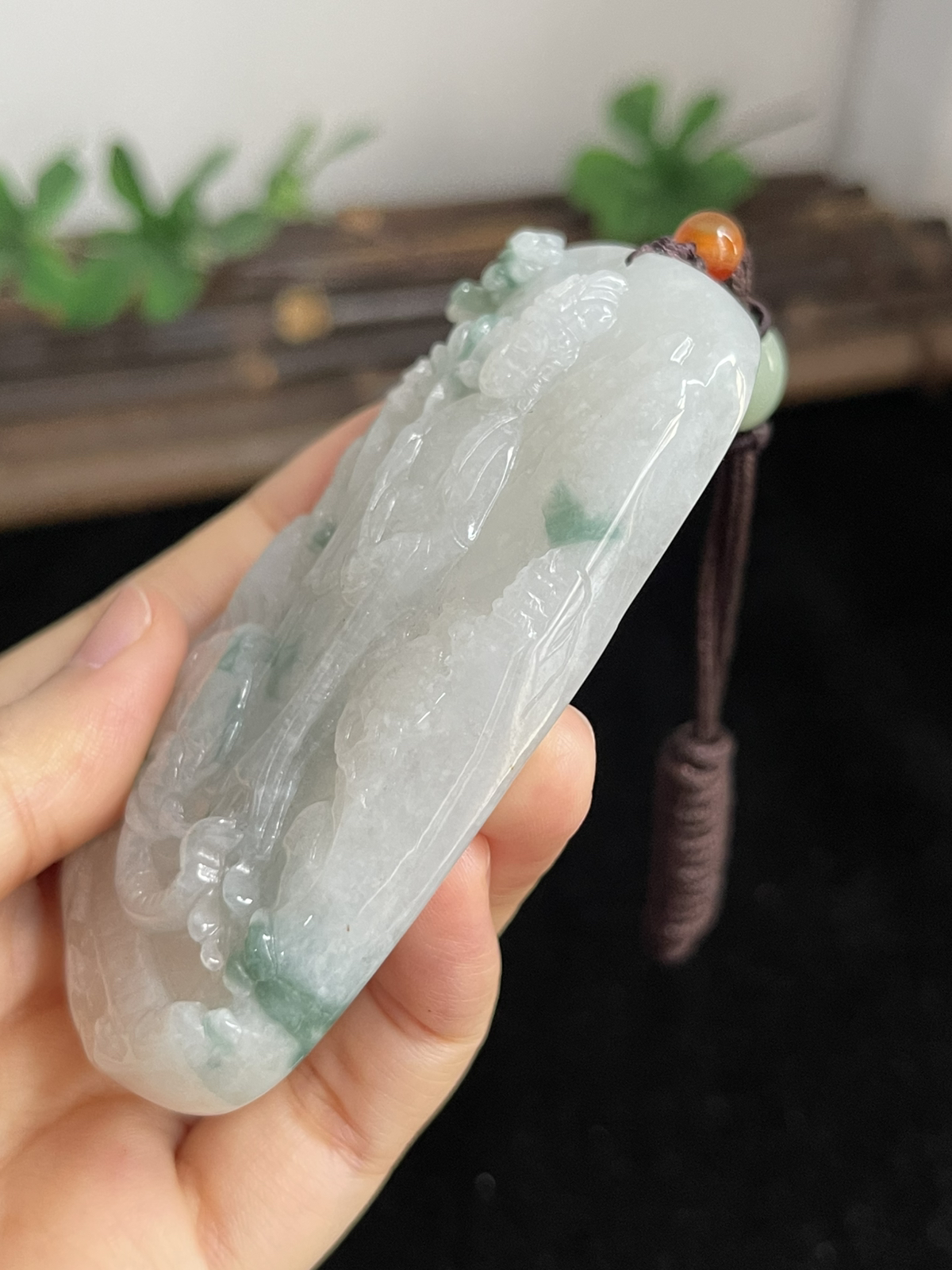 翡翠糯化种飘绿吊坠，配珠未测