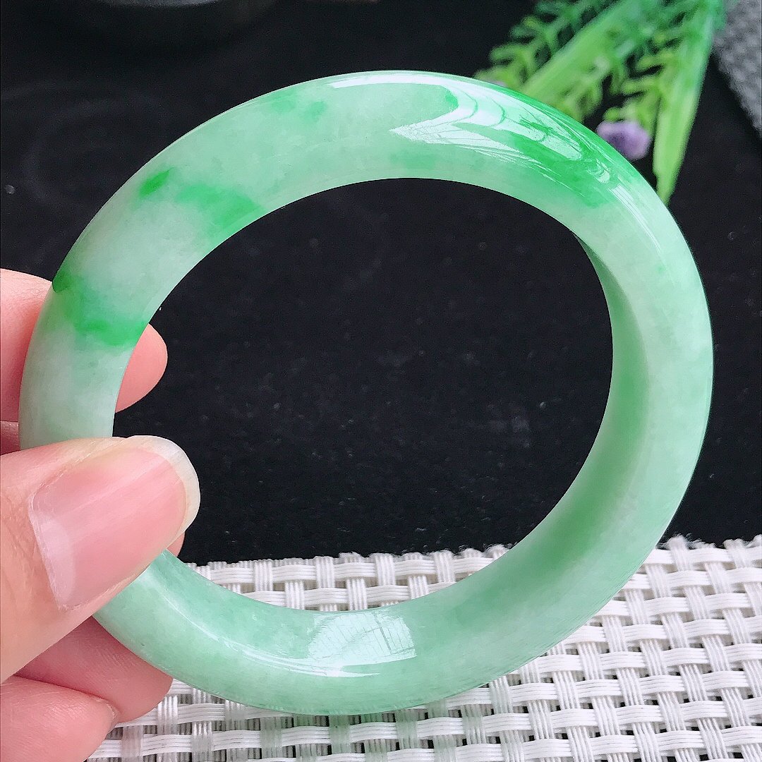 实拍A货翡翠59.5/12.8/9.5老坑精美飘阳绿手镯翡翠玉镯平安镯