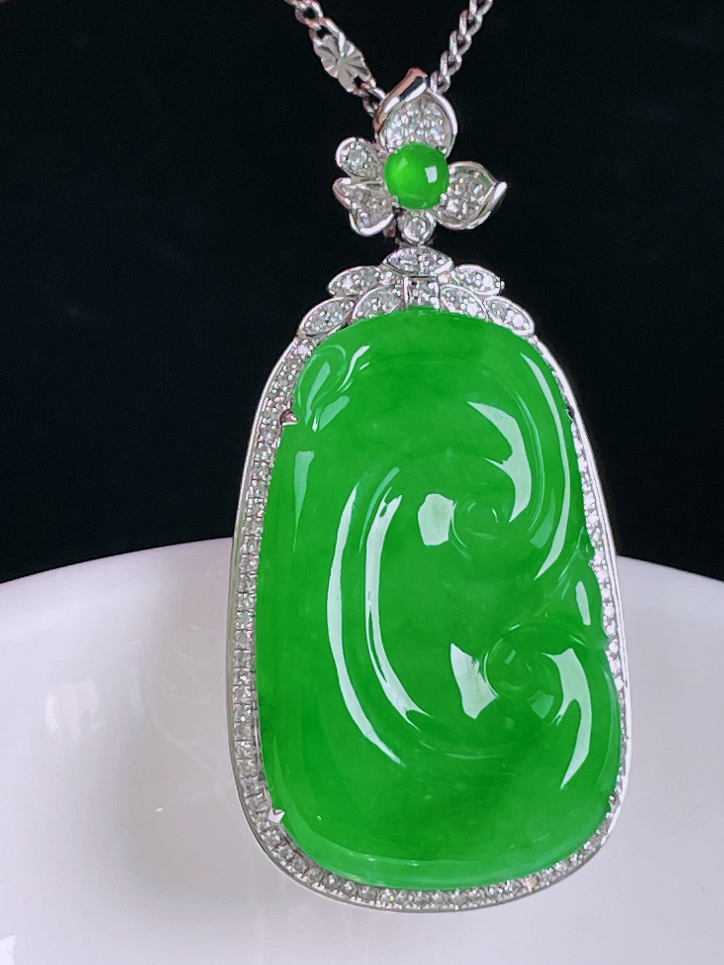 ️辣绿如意，老种起光，细底通透，尺寸：41.7/20.2/8，27.8/17.7mm0427