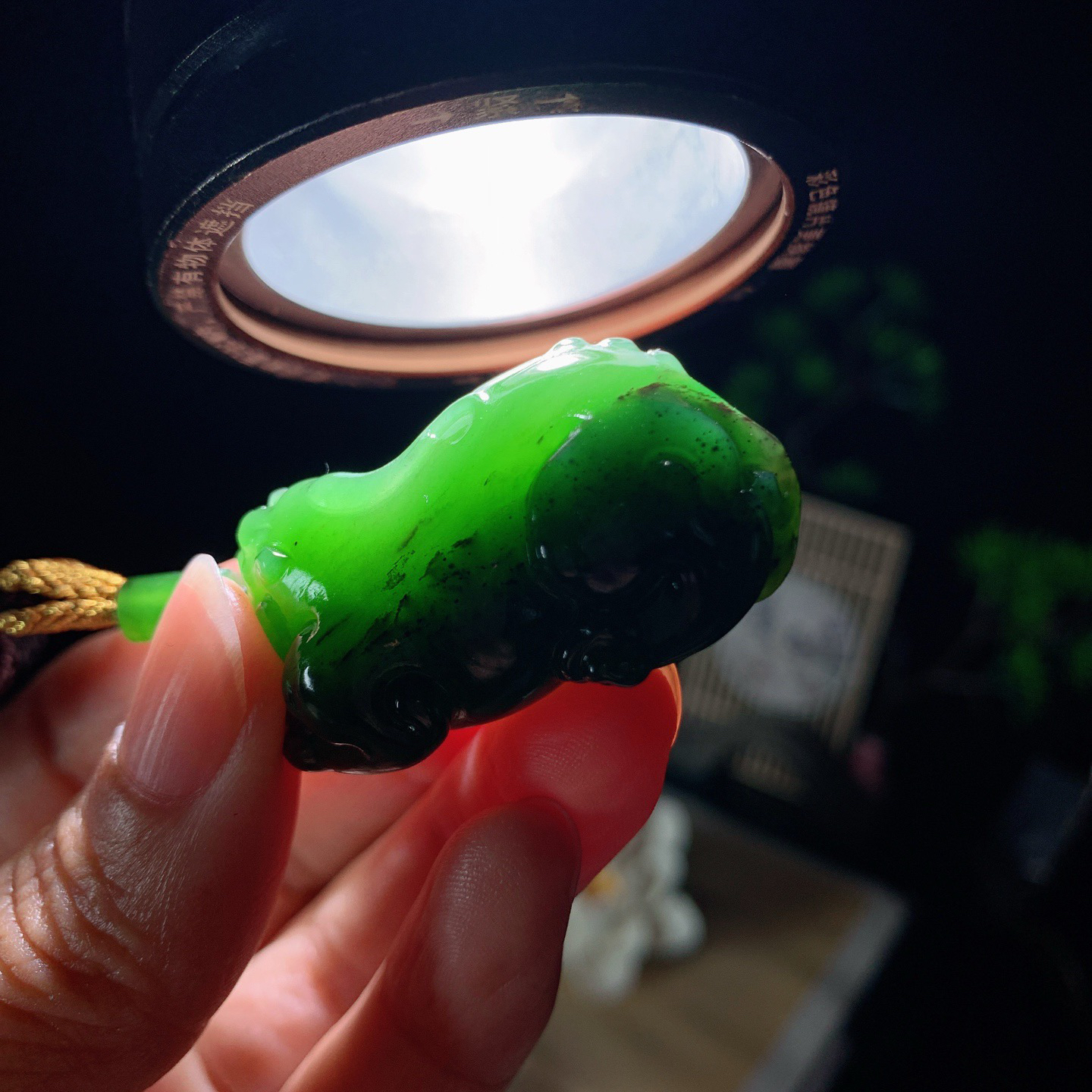 和田玉红皮料阳绿俄罗斯碧玉招财貔貅挂件。尺寸40/21/21重33克 玉质细腻油润。手推出油。佩戴高端典雅。lt260428