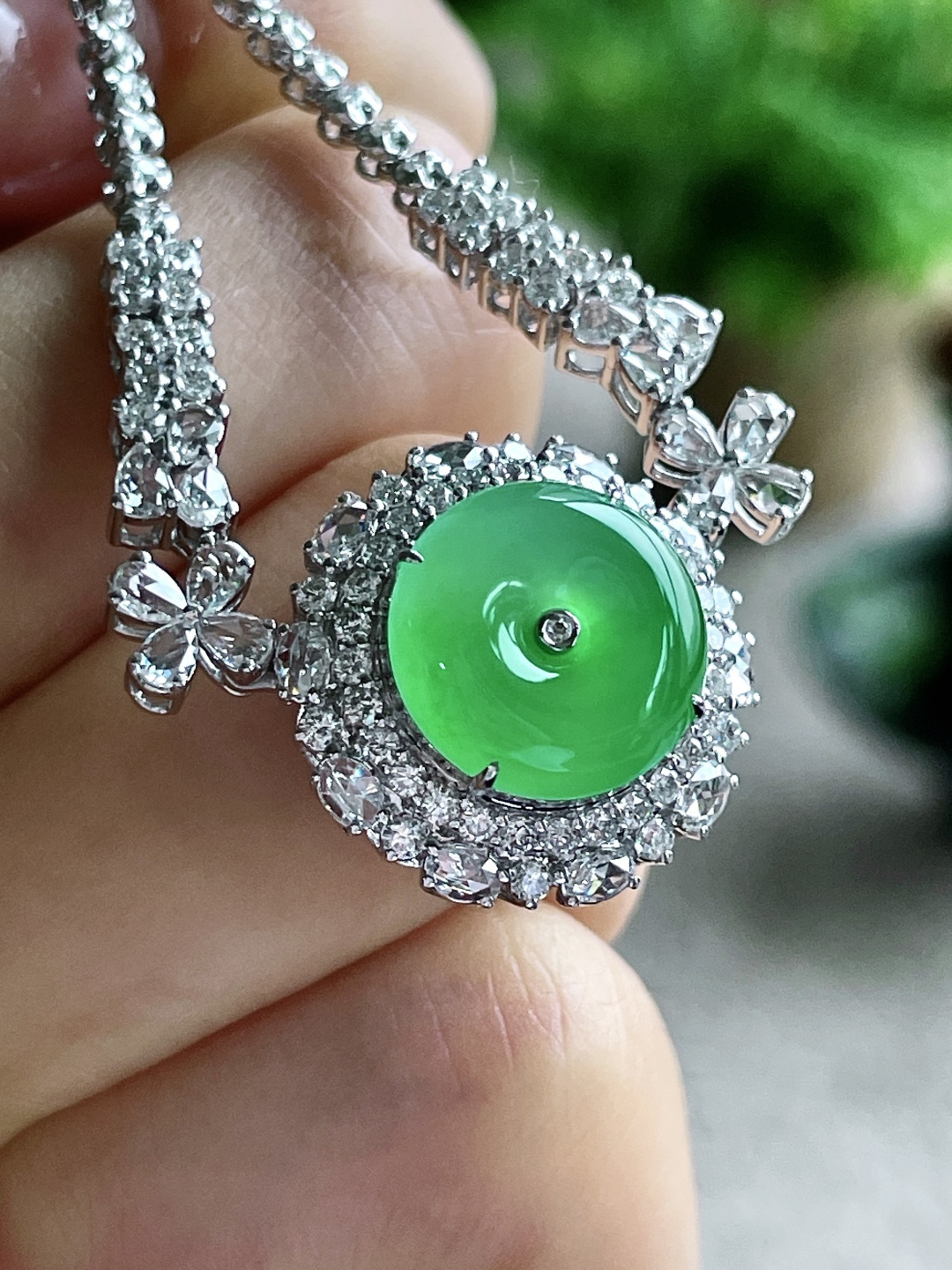 高冰甜阳绿平安扣项链，18k金镶嵌，无裂，性比高18.6/11.3，裸石11.8/2.5，重量11克