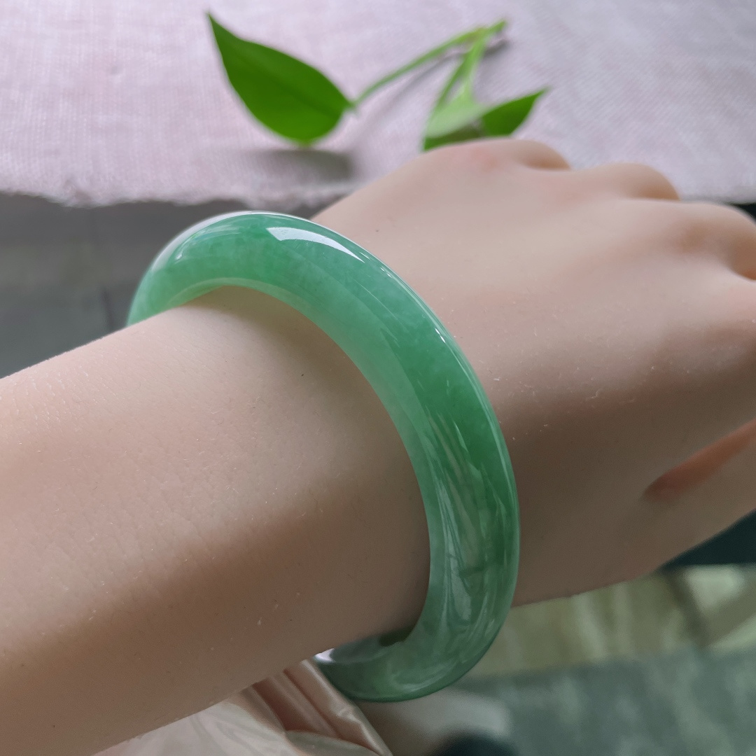 57/11.5/8.5，绿底正圈，水头好，洒乌鸡，佩戴贵气，充满生机和希望，有纹，ss50918a