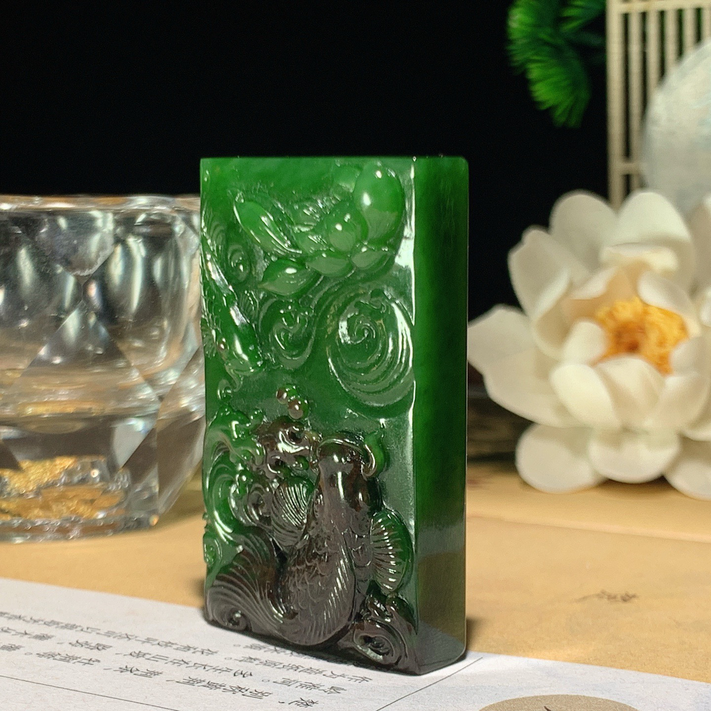 和田玉红皮料阳绿俄罗斯碧玉连年有余鱼牌子挂件。尺寸52/32/11重45克 玉质细腻油润。手推出油。佩戴高端典雅。lt260428