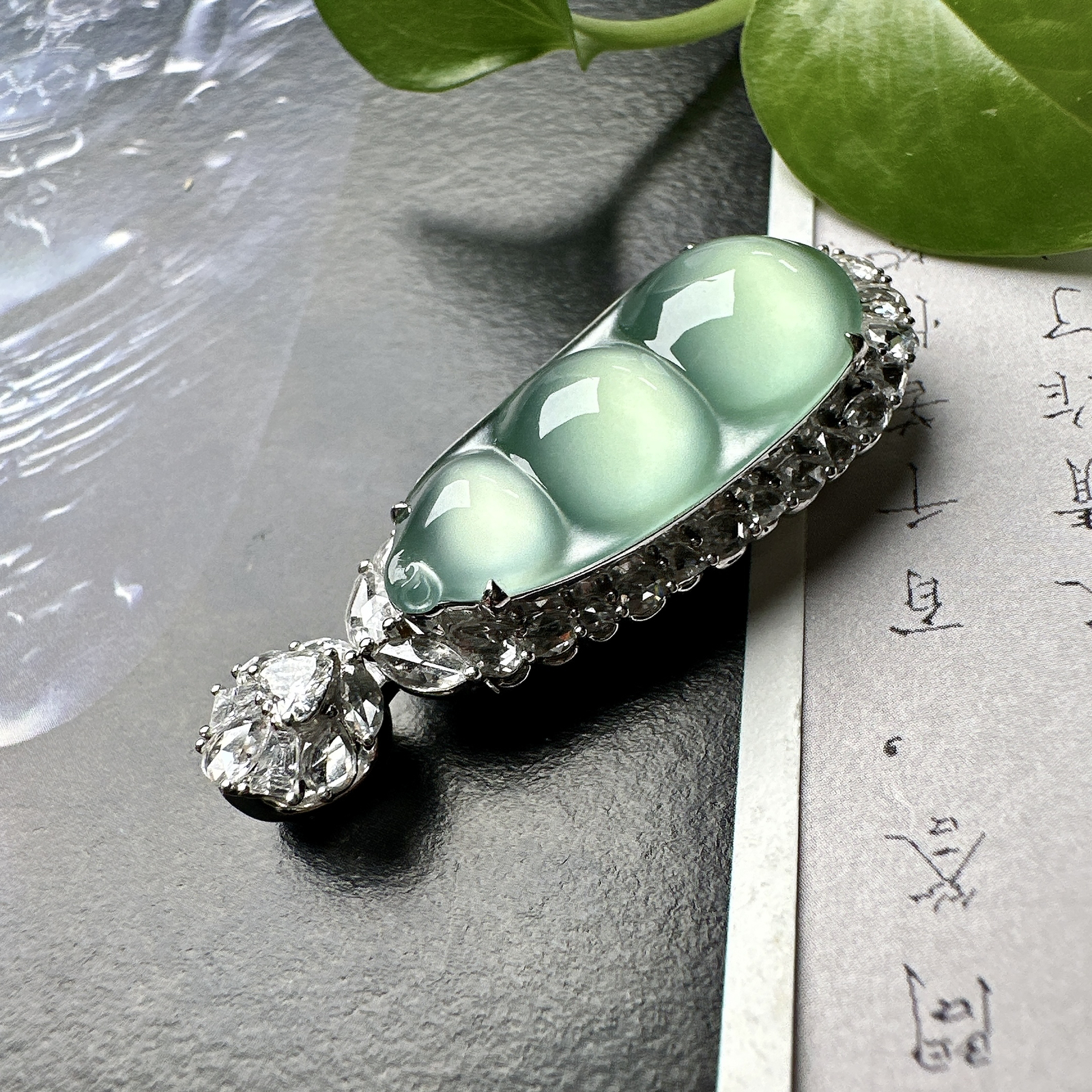 【冰种晴绿福豆吊坠】种地上乘，冰感十足，通透起光，饱满圆润，收藏品质，18k金钻镶嵌，裸石尺寸26.2*12*4.2毫米