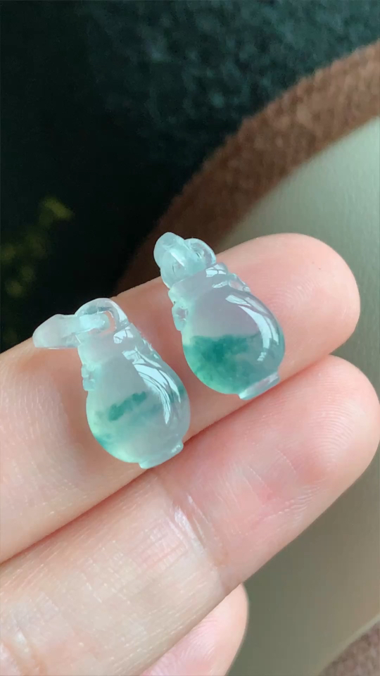 翡翠精品，花瓶，冰种无裂，飘花，尺寸19/9/4.5，aa428