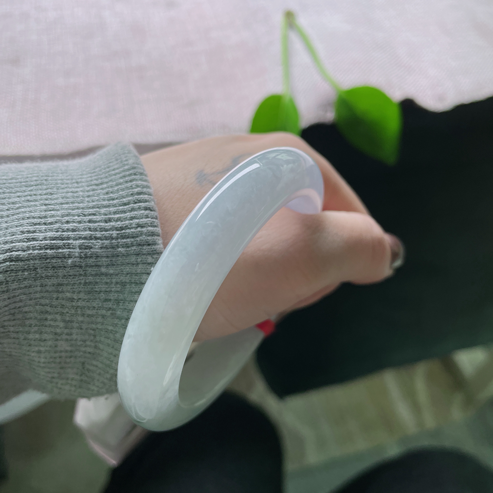 55.7/12.2/9.6，紫罗兰正圈，玉质温温似月华，此镯轻缠，岁岁清嘉。ss51907a..