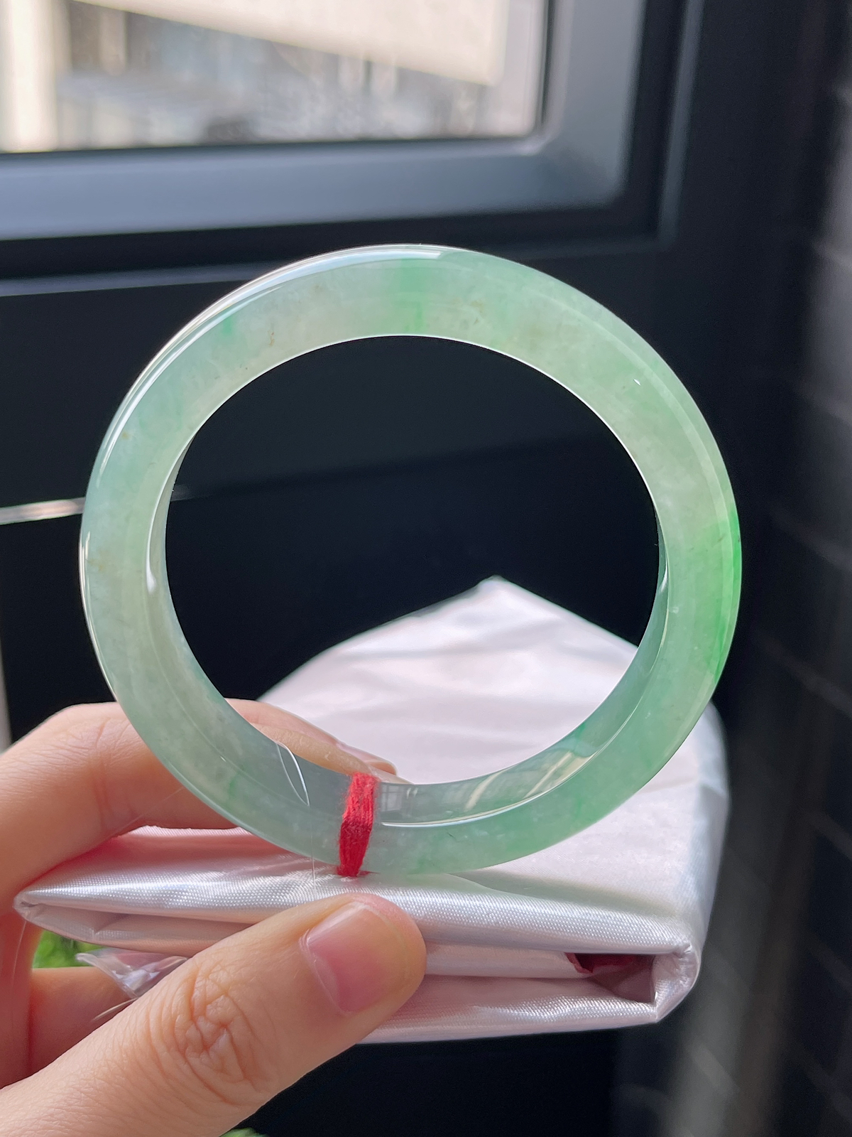 正圈56.8圈口，翡翠冰糯种淡绿色手镯