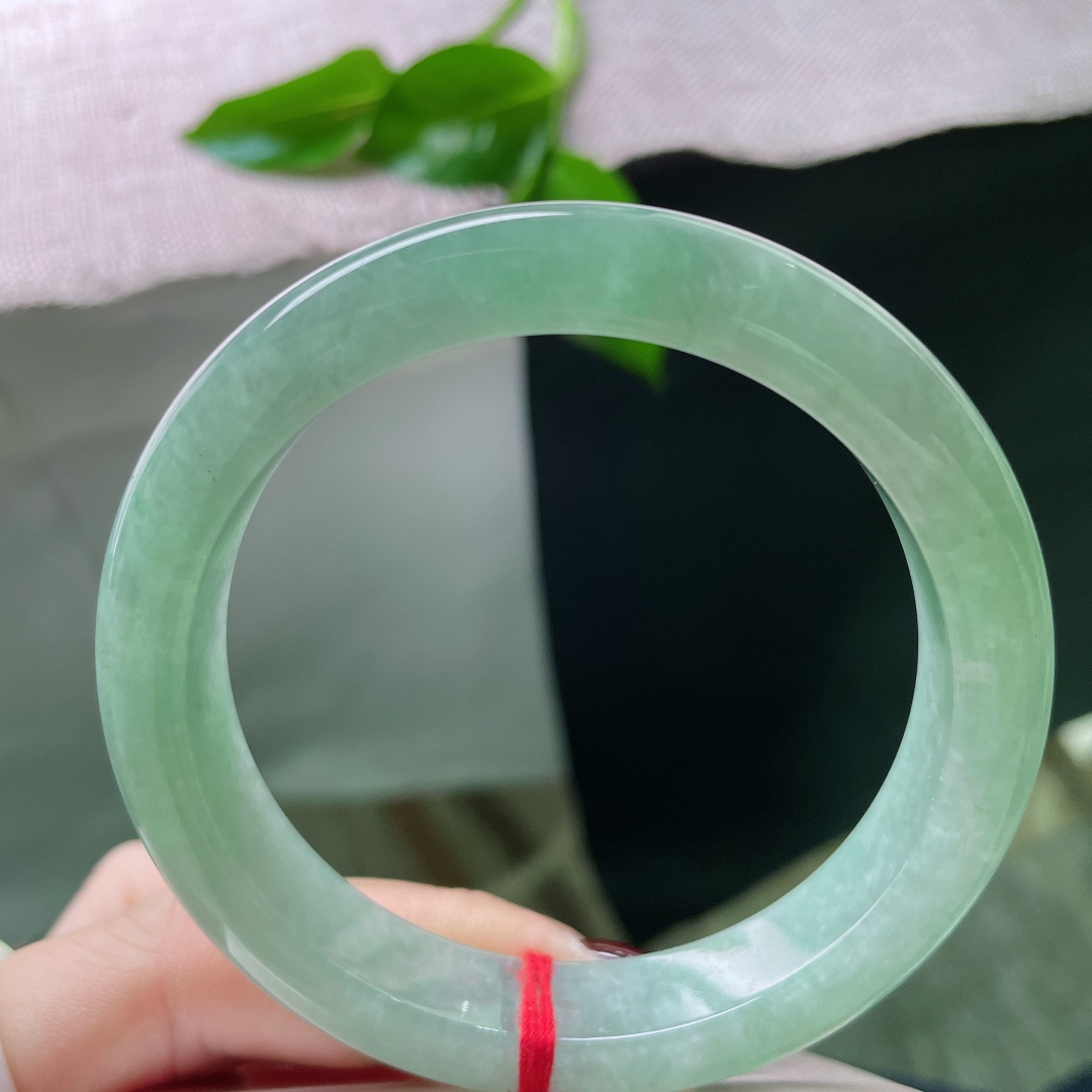 57.9/11.9/8.6，绿底正圈，水头好，种老，满色匀称，佩戴减龄，显气质，无裂，ss51179