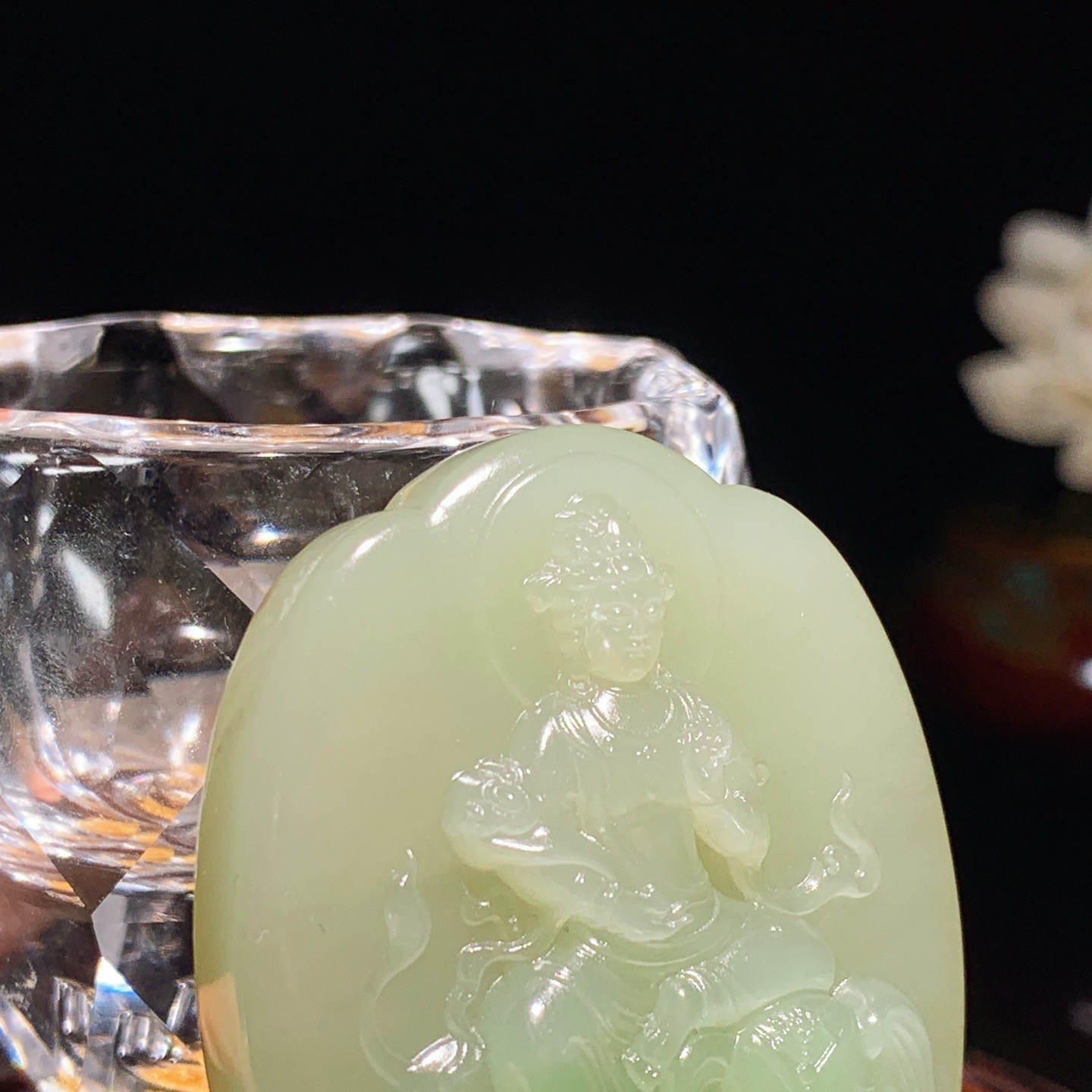 和田玉白玉青海翠翠青普贤菩萨牌子挂件。尺寸50/43/12.5重47克 无裂无杂 玉质细腻油润 底色纯净 脂粉好，品质好。lt251025