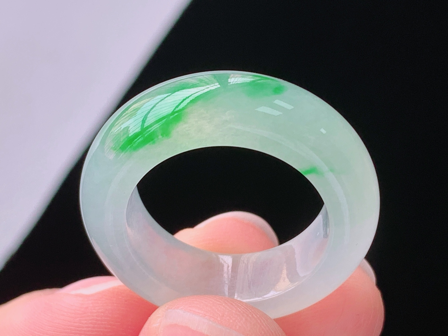 冰飘绿指环，翠色鲜艳，胶感十足，无裂，尺寸:圈口18/18.3-7.3-4.6mm，25 Z