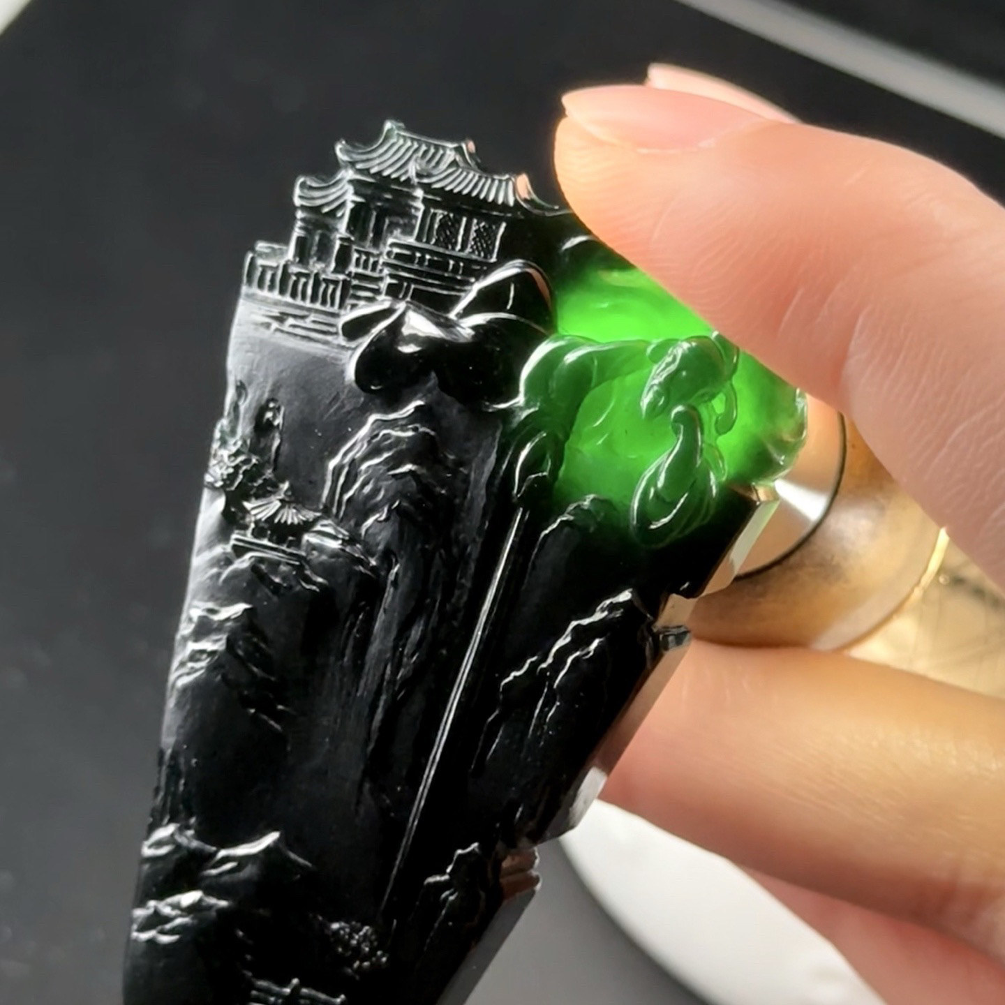 精品墨翠山水牌 种好色正 黑度极好 打灯通透 油性十足  尺寸54.7