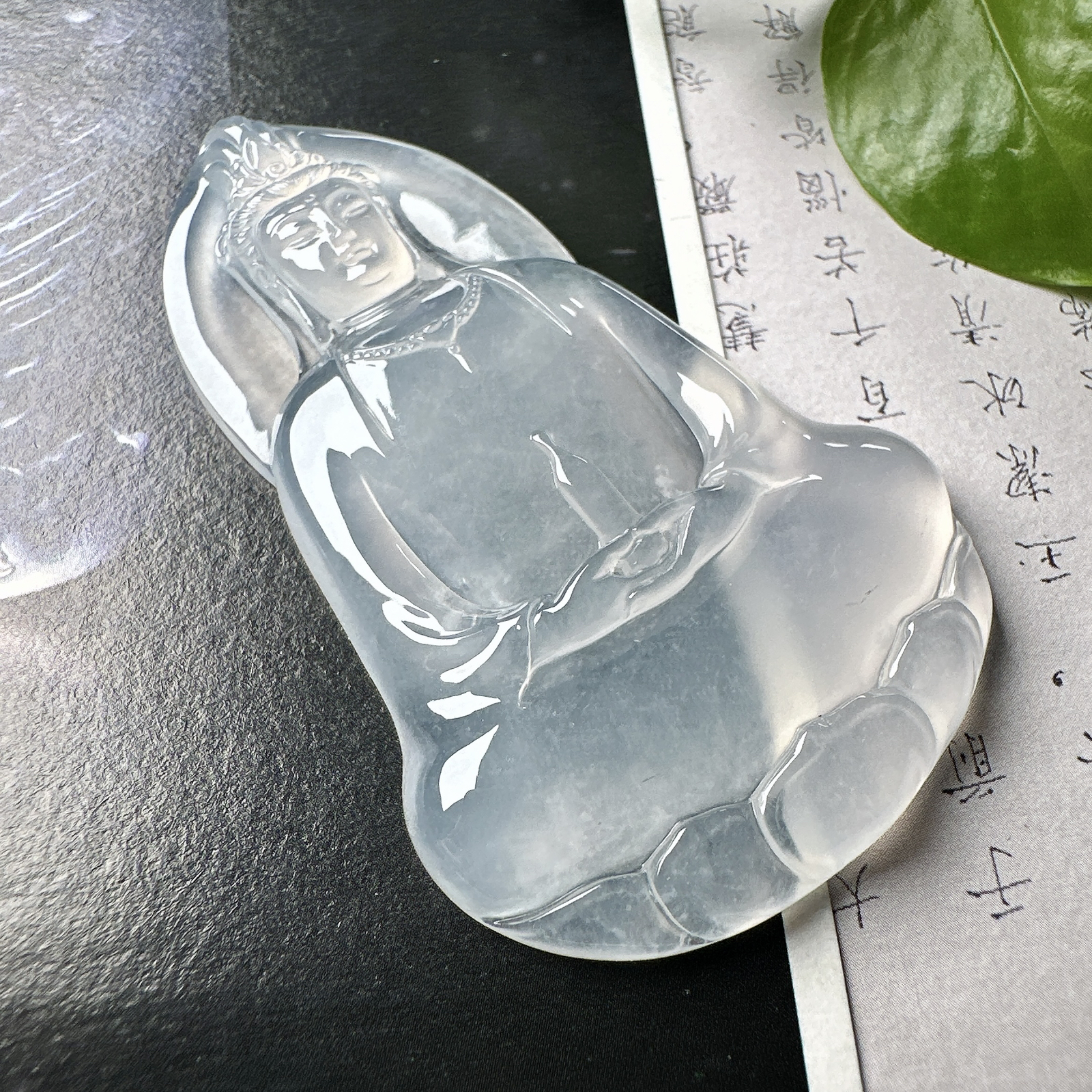 【冰种素衣观音】质地细腻，通透度上佳，冰感十足，适合佩戴