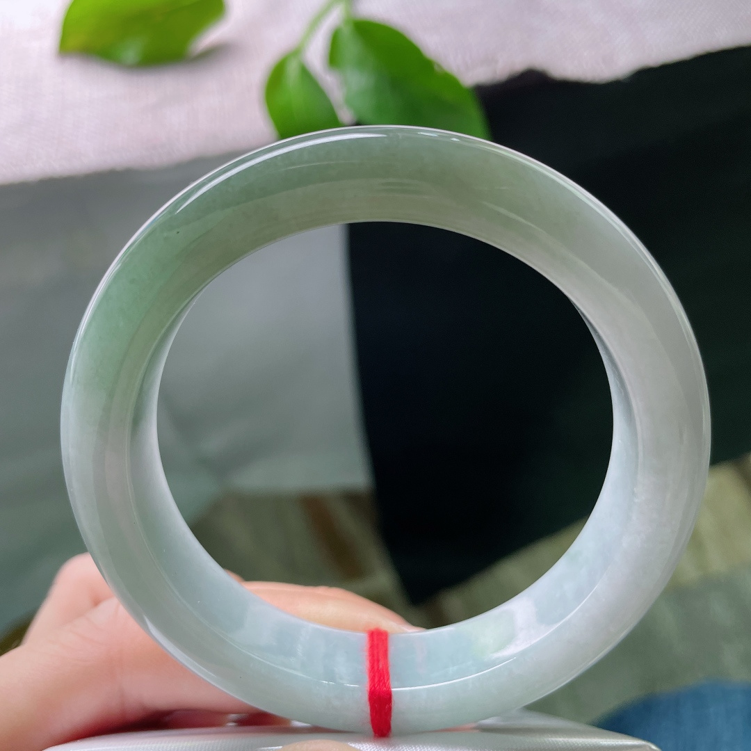 55.9/12.6/8.8，浅油绿正圈，镯型厚装饱满，佩戴端庄大方，无裂，ss51810a