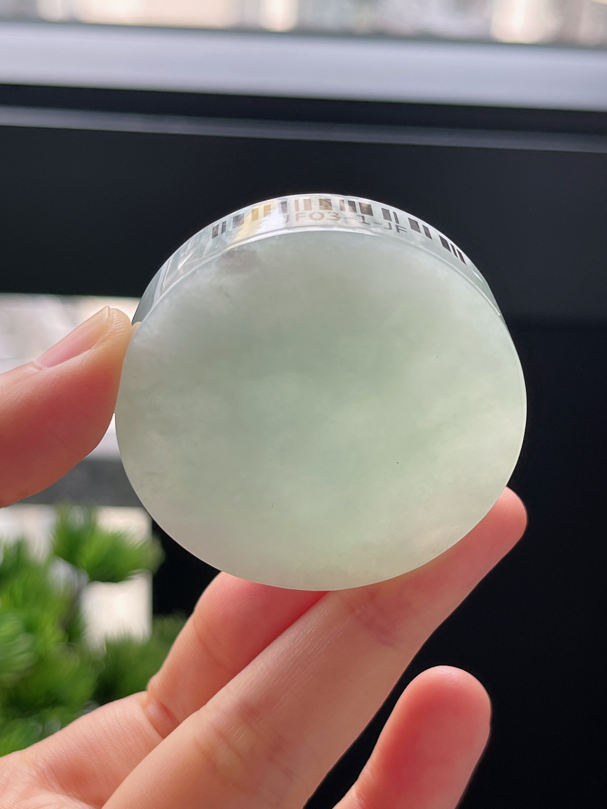 翡翠淡绿色镯心