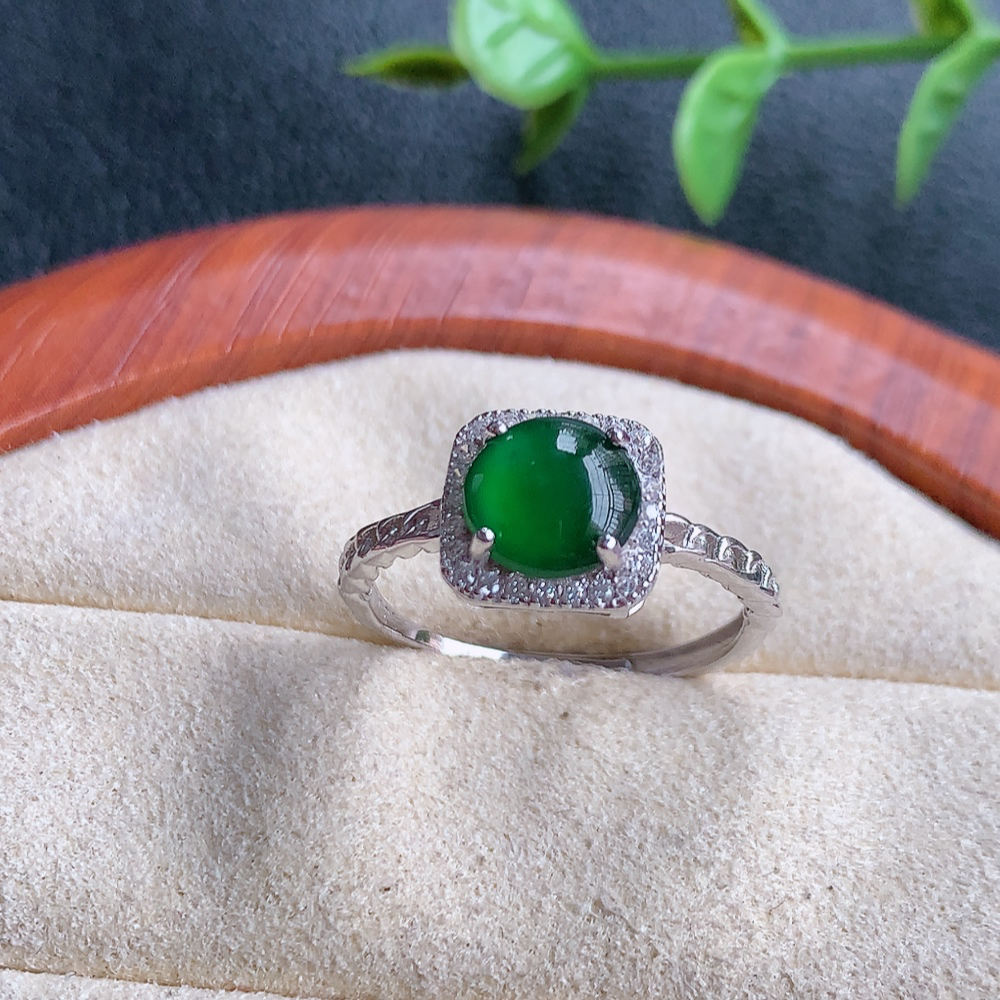 冰润满绿精美环形翡翠戒指  玉质细腻  冰清玉润  飘花灵动  颜色漂亮  W815.27  内径尺