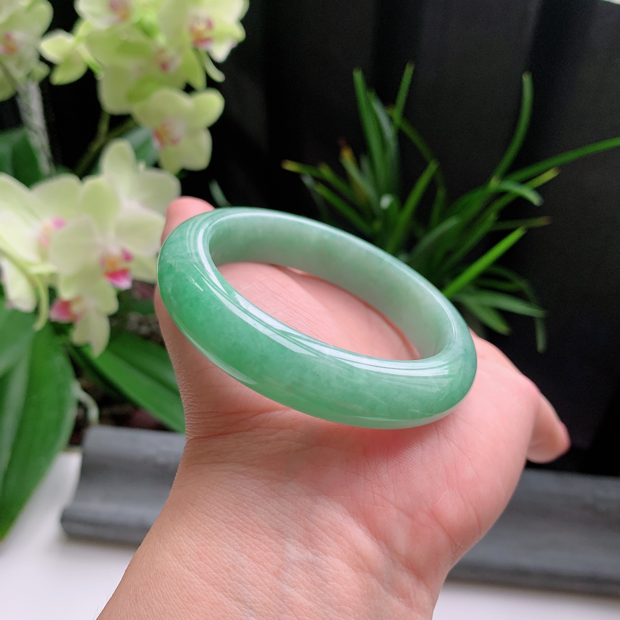 正圈53圈口，天然A货翡翠冰糯种水润满色果绿玉手镯，水润秀丽，飘花灵动，种水十足，视觉甜美可人，恰到好处的美，十分高雅耐看，条形优美，上手优雅大方。62.10