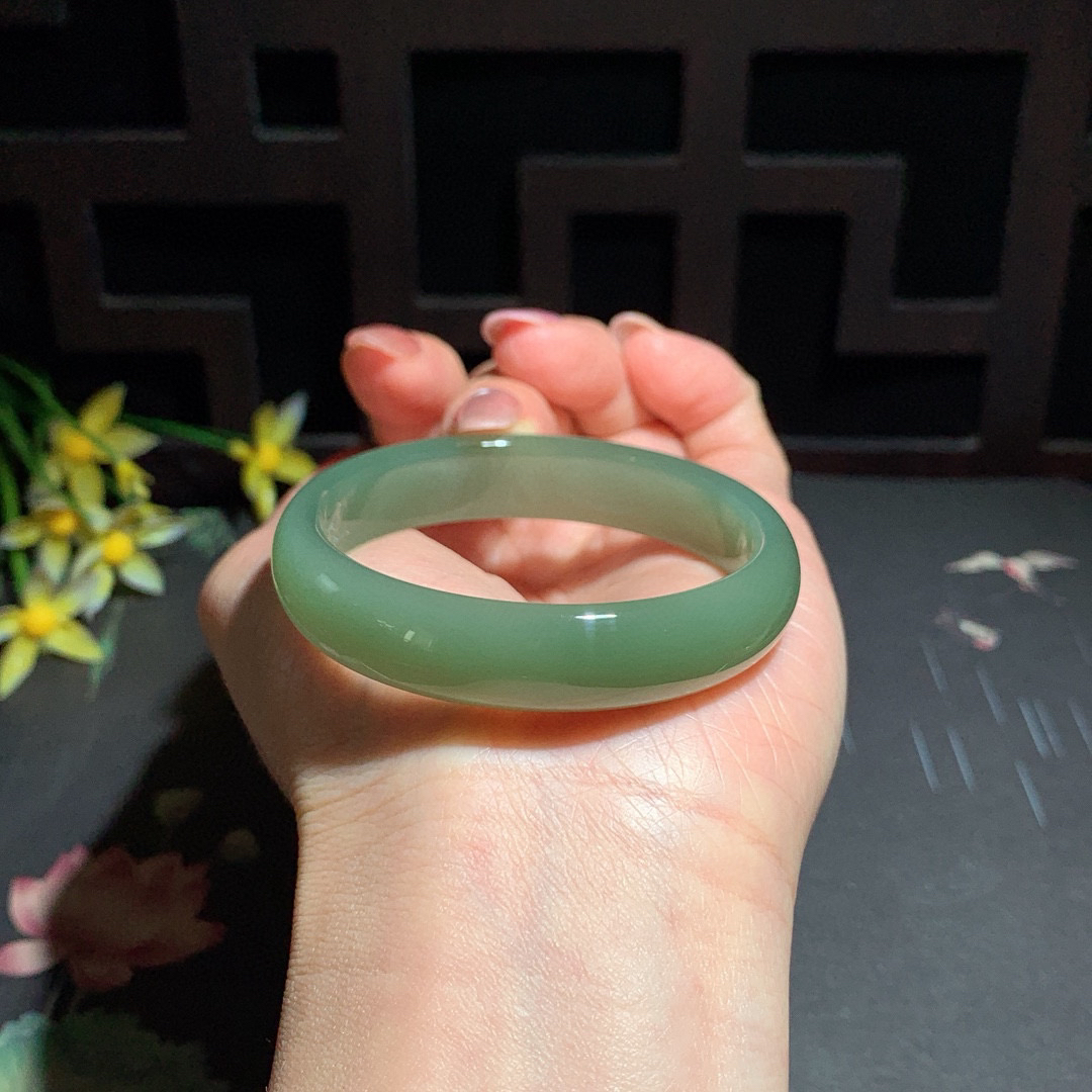 和田玉50.6圈晴水色手镯！玉质细腻油润 底色纯净 无裂无杂 脂粉好，品质高。