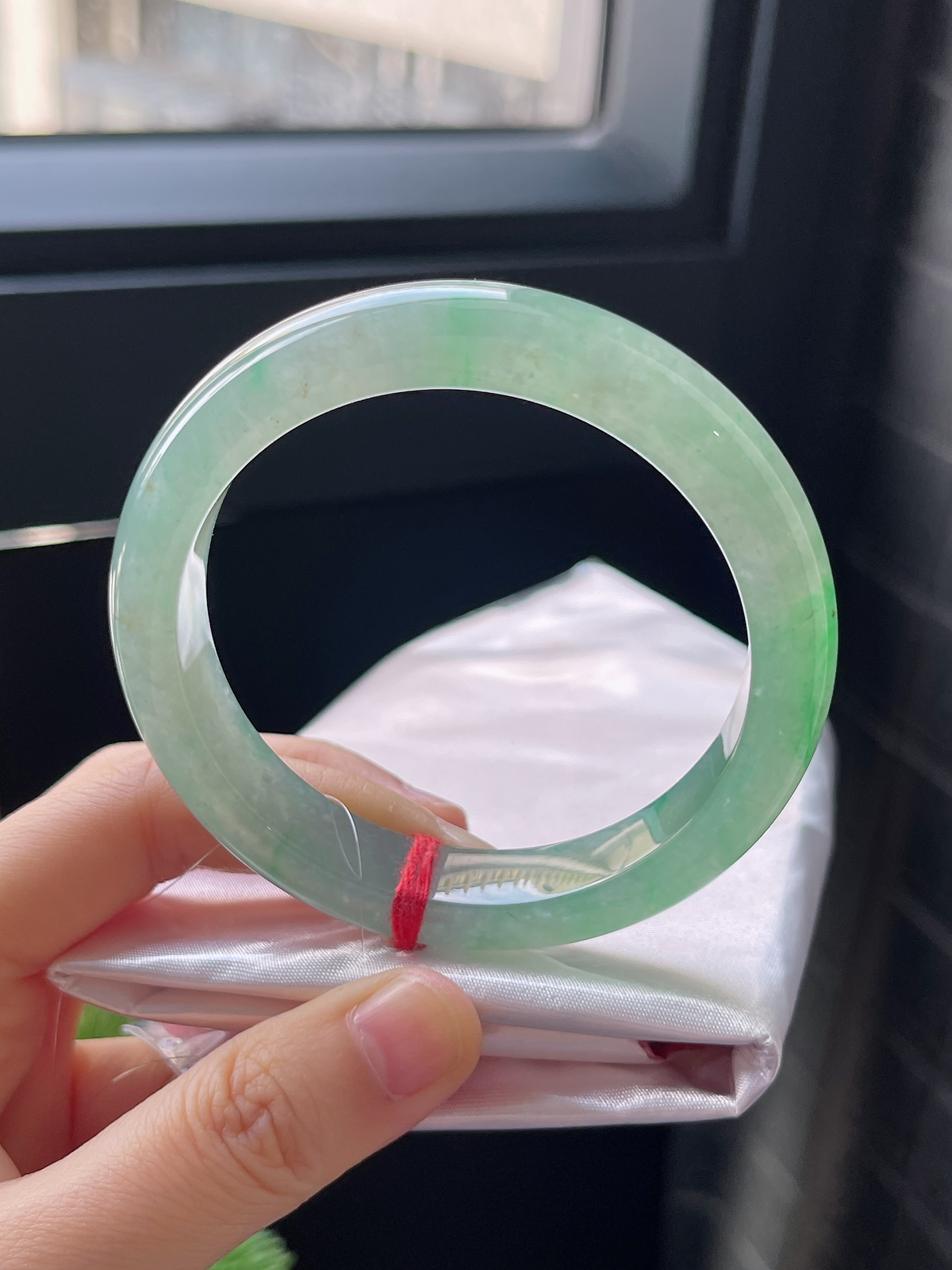 正圈56.8圈口，翡翠冰糯种淡绿色手镯