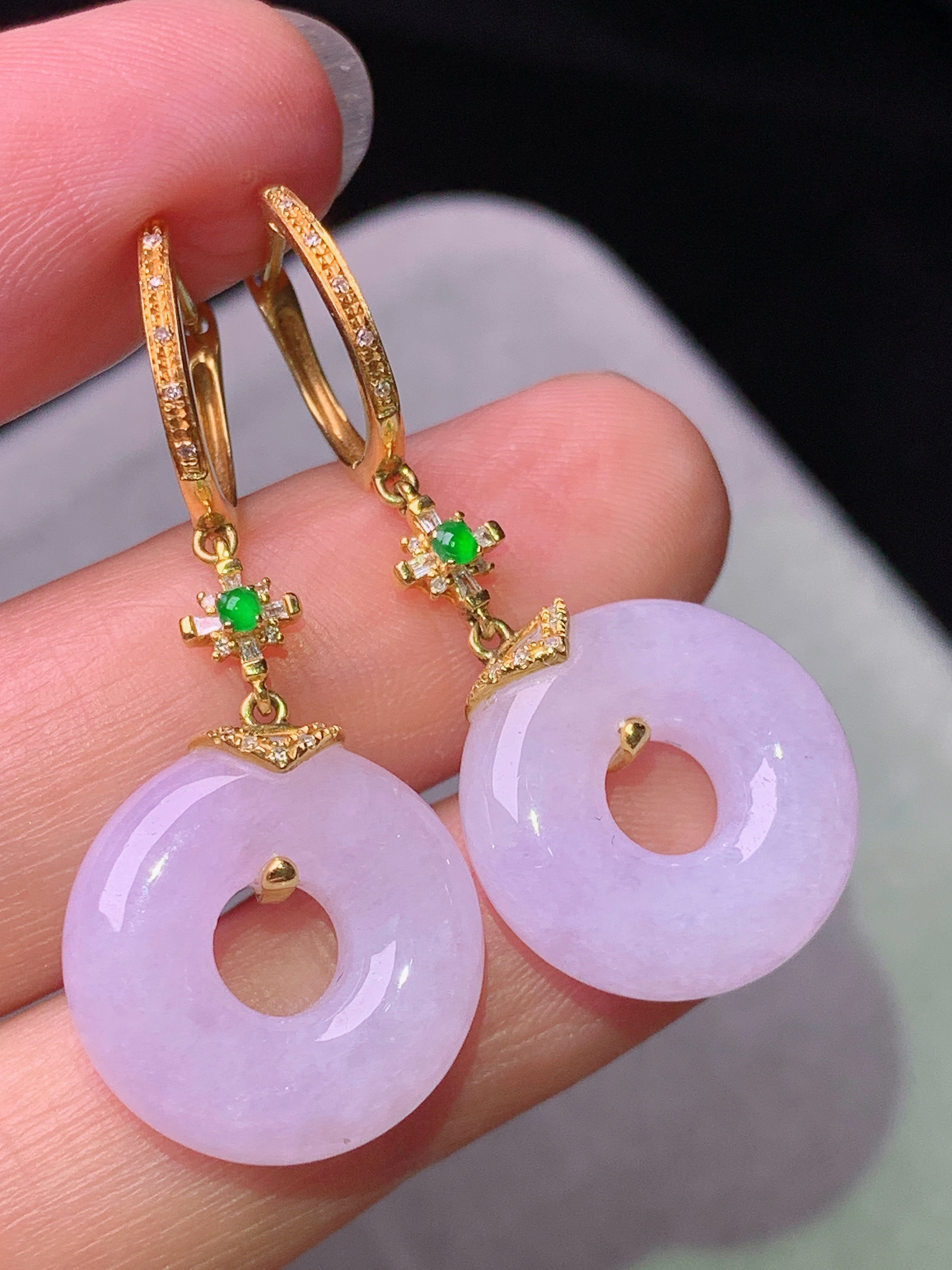 18k金钻镶嵌淡紫罗兰平安环耳坠 吊坠 玉质细腻 色泽艳丽清新 水润亮眼 整体尺寸37.2*16*5.5b1