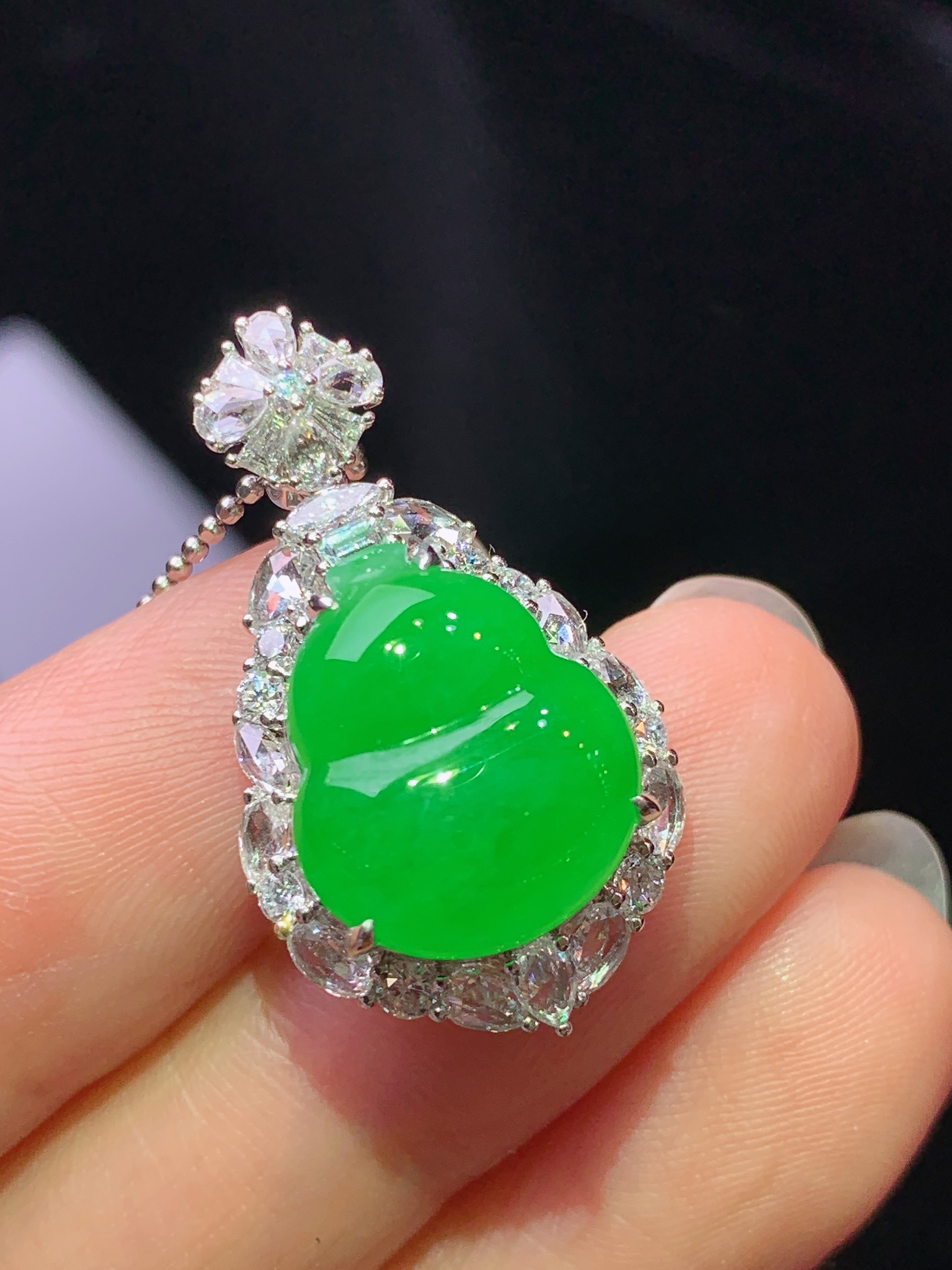 18k金钻镶嵌冰阳绿葫芦吊坠 玉质细腻 色泽艳丽清新 水润亮眼 整体尺寸27.5*16*10.2c4